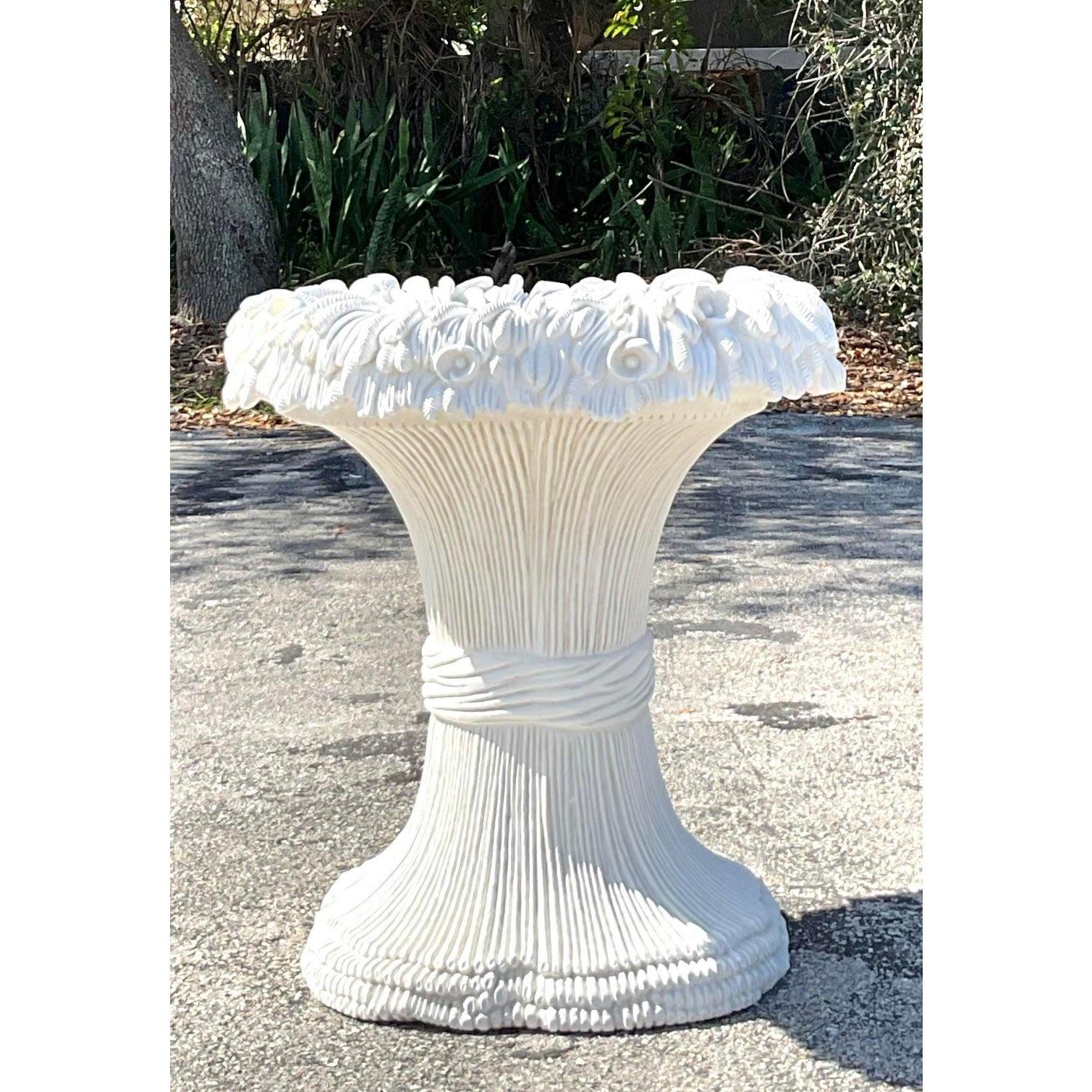 Ce piédestal de table de salle à manger vintage exquis allie un charme bohème intemporel à un savoir-faire artisanal complexe. Les motifs floraux sculptés, mis en valeur par une délicate finition au gesso, exsudent la sophistication et l'élégance,
