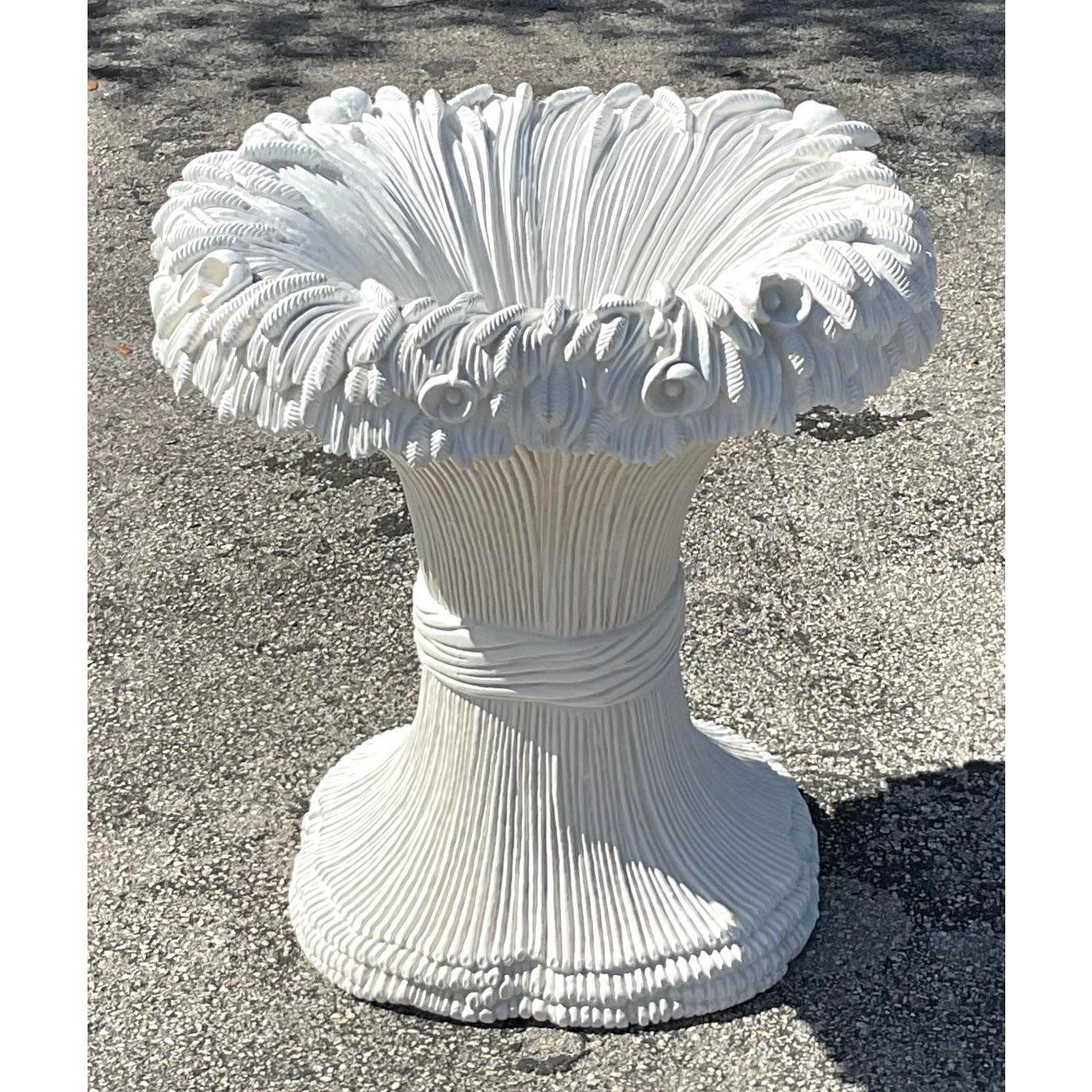 20ième siècle Piédestal de table de salle à manger bohème vintage en bois sculpté à motifs floraux en vente
