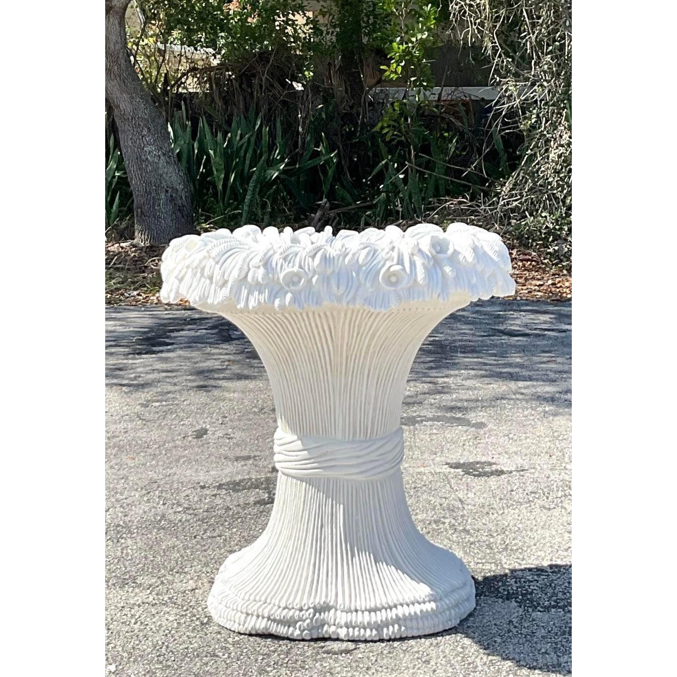 Gesso Piédestal de table de salle à manger bohème vintage en bois sculpté à motifs floraux en vente