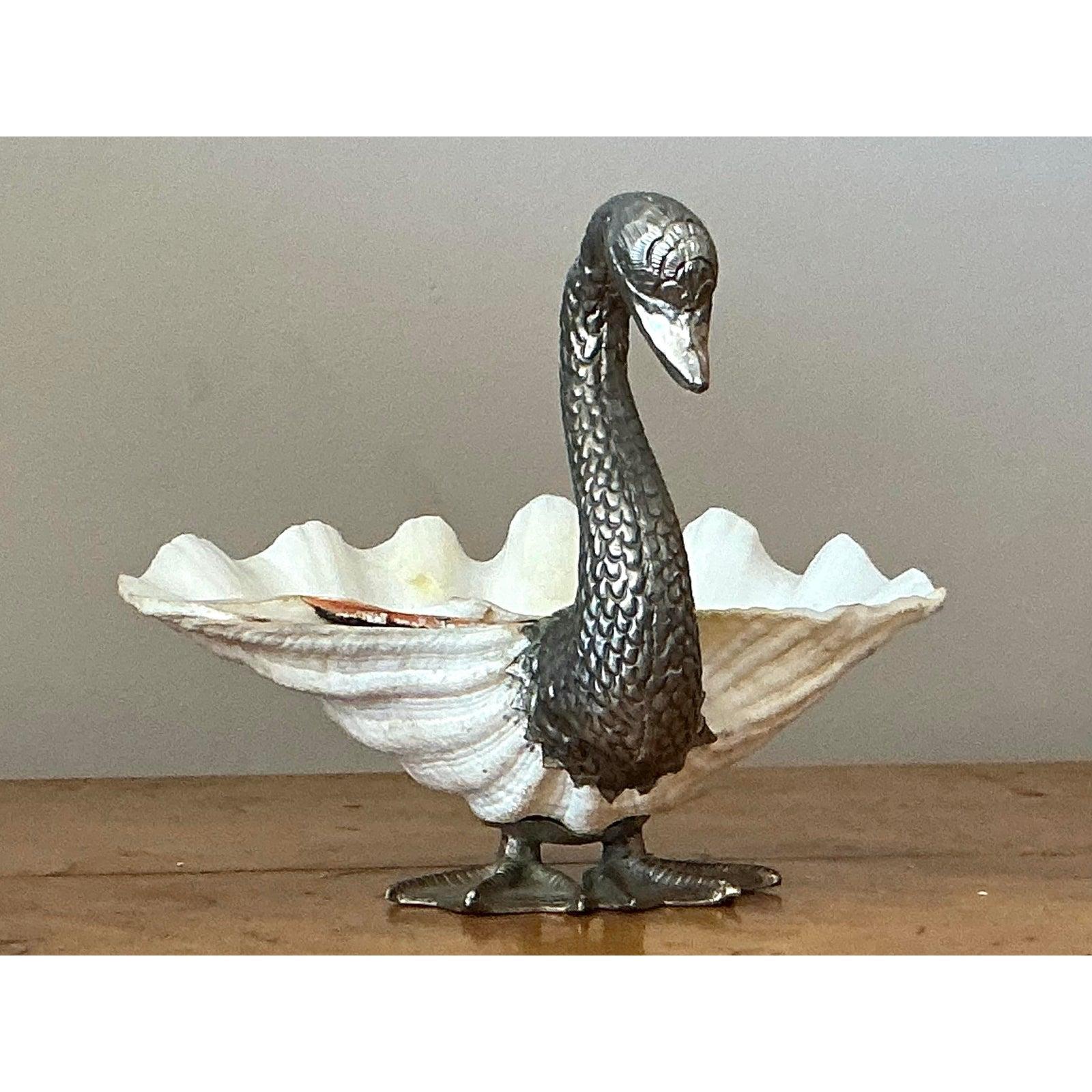 Ispirato all'affascinante stile costiero della famosa designer italiana Gabriella Binazzi, questo spettacolare centrotavola vintage è una vera e propria opera d'arte. Un'autentica conchiglia gigante, apprezzata per il suo interno di madreperla