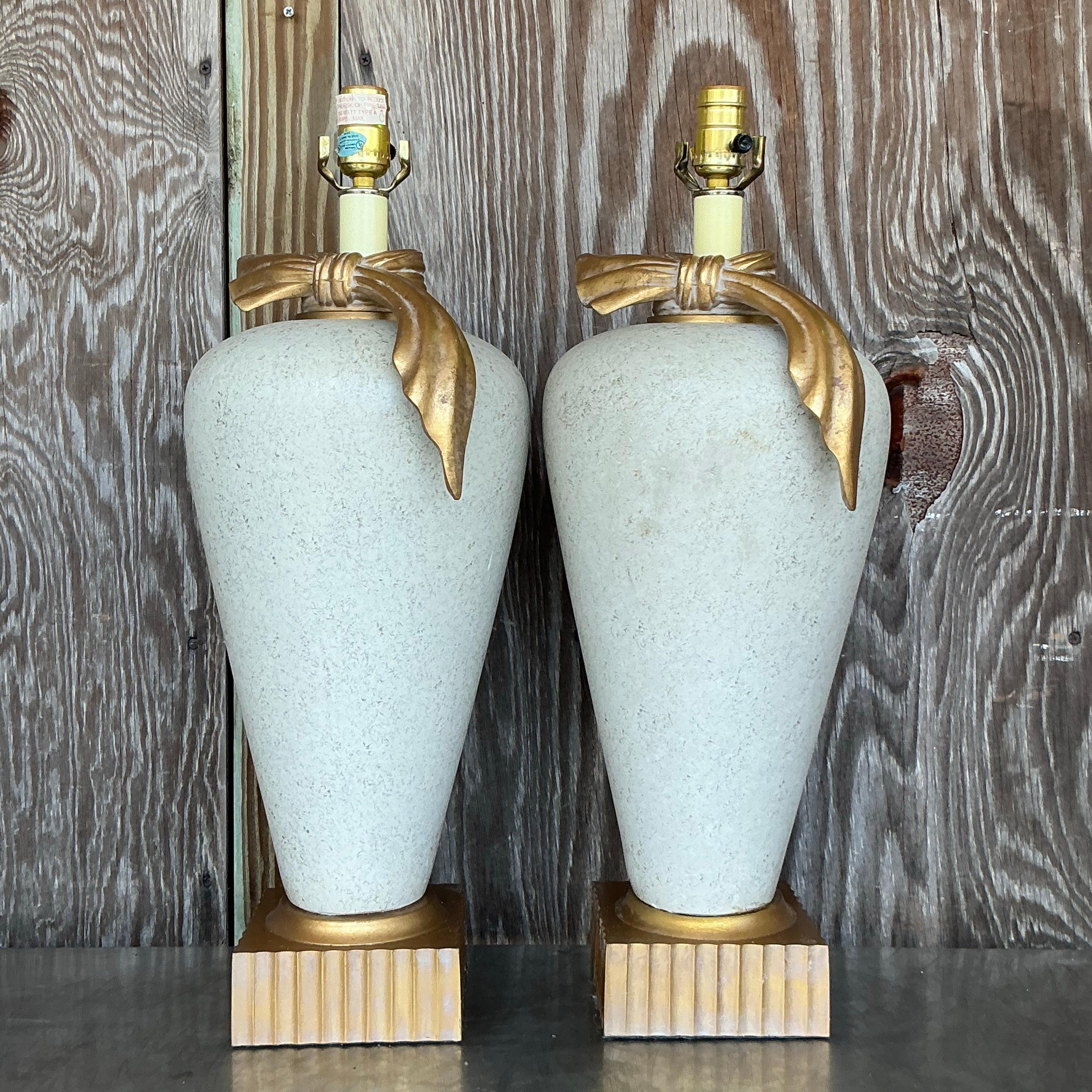 Hollywood Regency Lampade a fiocco dorate Boho d'epoca - una coppia in vendita