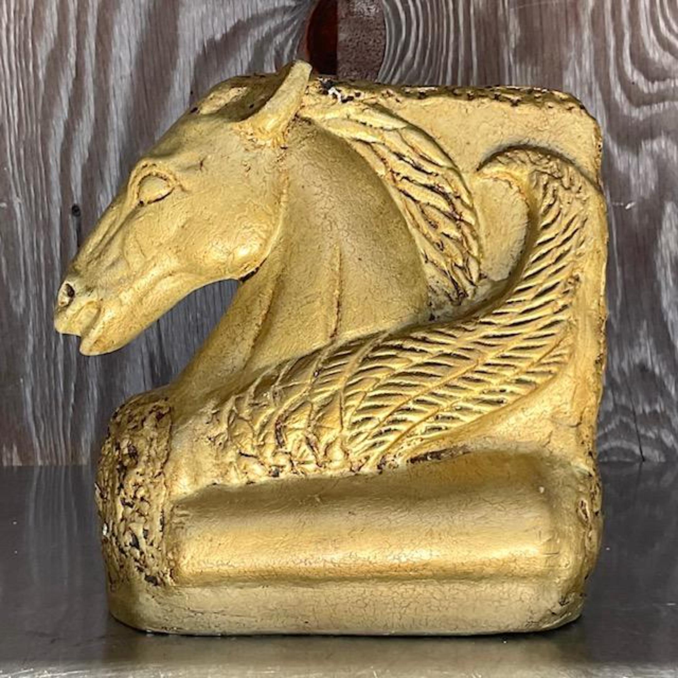 Una fabulosa estatua de caballo boho vintage. Un elegante caballo alado de escayola con acabado dorado. Un bello objeto para cualquier espacio. Adquirida a una finca de Palm Beach. 