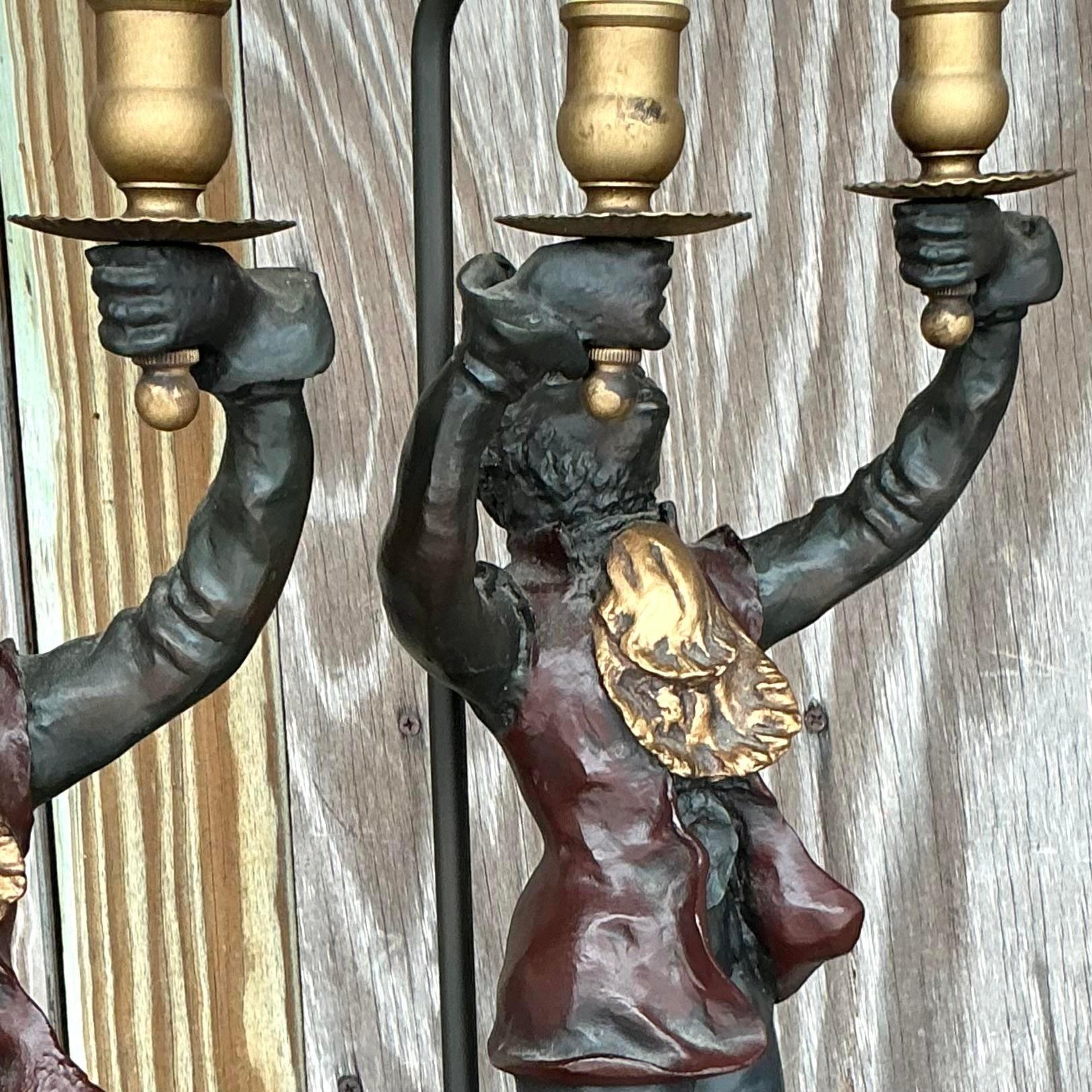 Illuminez votre espace avec un charme fantaisiste en utilisant cette paire de lampes de singe Vintage Byho à pointes dorées. Avec leur design ludique et leurs luxueux accents dorés, ces lampes allient élégance excentrique et style éclectique