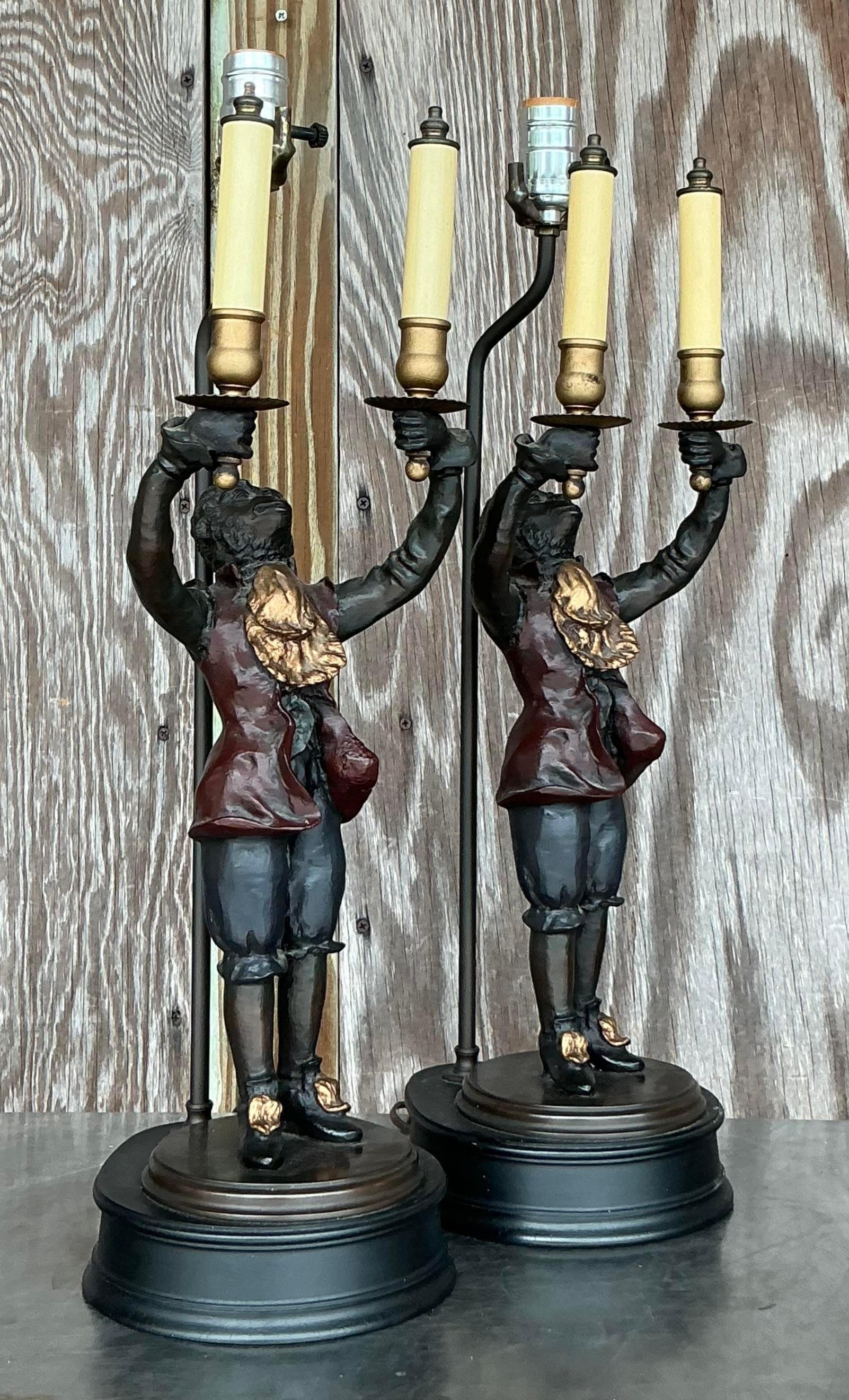 Colonial britannique Paire de lampes Boho en forme de singe à bouts dorés en vente