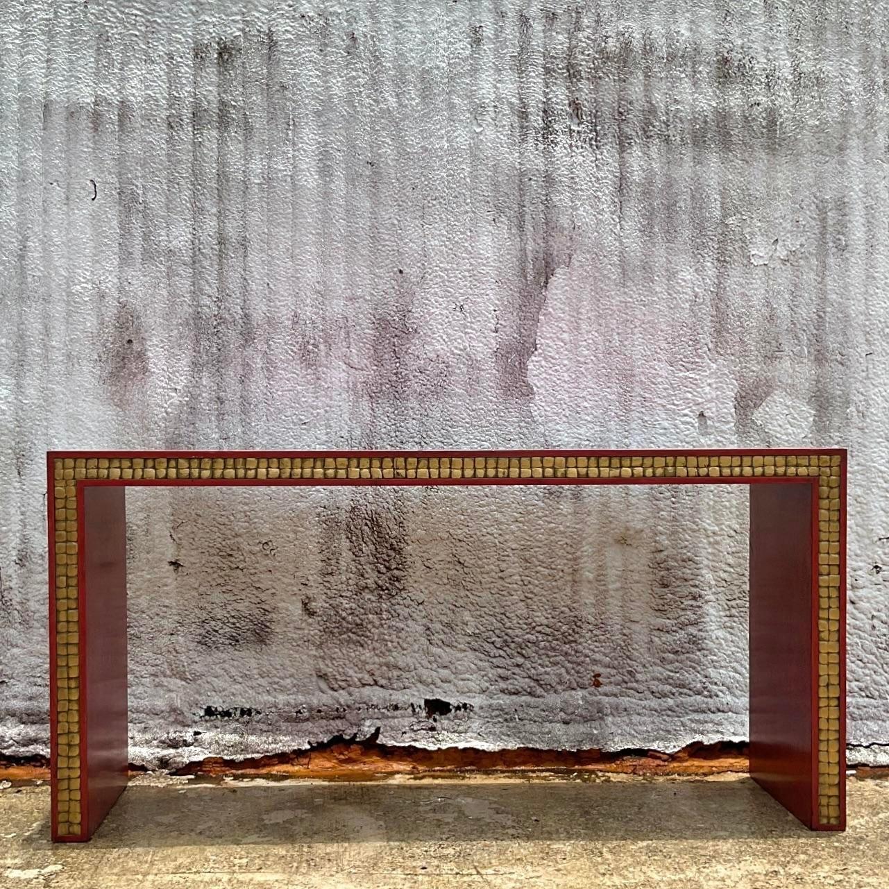 Ajoutez une touche vibrante à votre décoration avec cette table console Vintage Boho Gilt Tipped Red Lacquered. Dotée d'une laque rouge audacieuse et d'élégants accents dorés, cette table console allie le flair bohème au style sophistiqué. Parfait