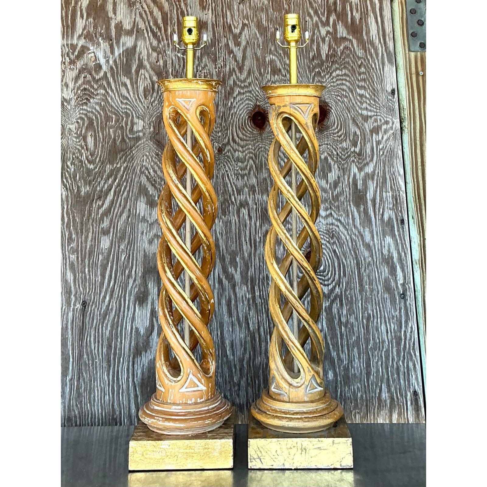 Élevez votre espace avec cette superbe paire de lampes de table vintage à colonne torsadée, présentant des motifs en spirale complexes et d'élégants détails dorés. Ces lampes sculpturales exsudent un charme bohème raffiné, mêlant un artisanat orné à