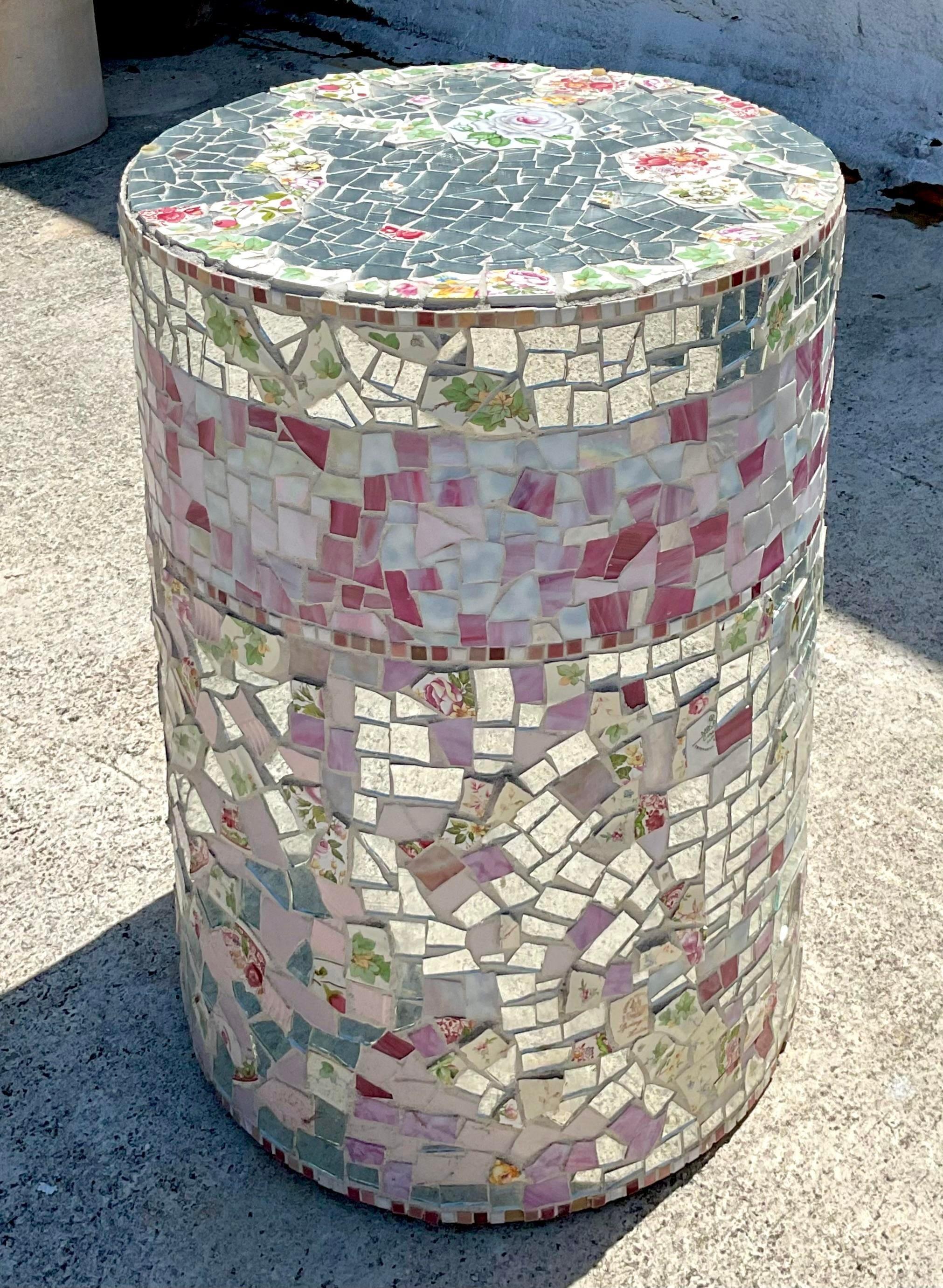 Élevez votre expérience culinaire avec ce piédestal de table à manger Vintage By By en verre et mosaïque de céramique. Cette pièce de style américain présente un design de mosaïque complexe sur un piédestal robuste, mêlant une esthétique bohème