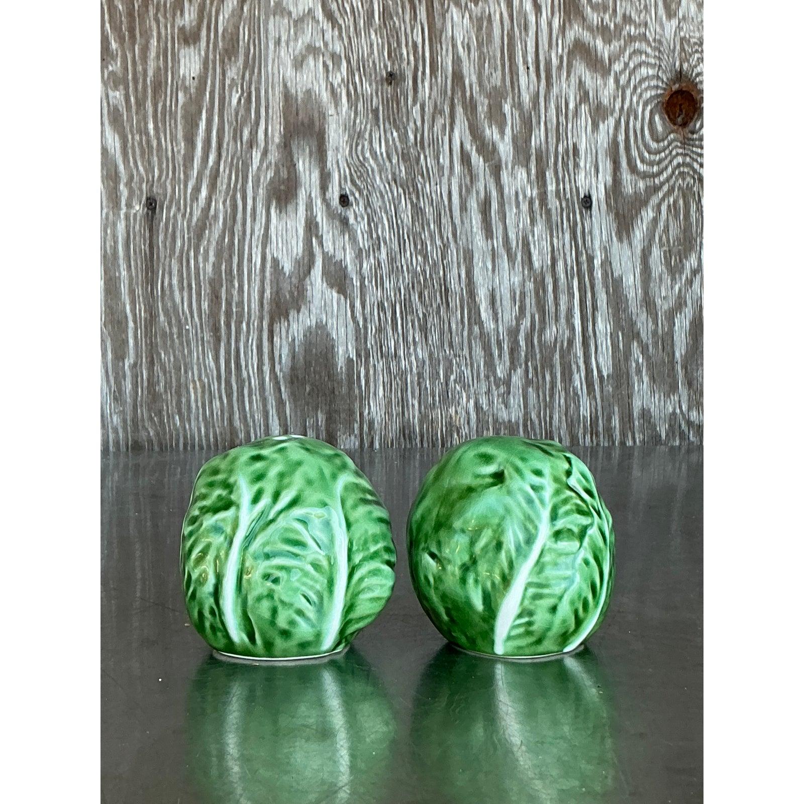 Apportez une touche de charme ludique à votre table ou à votre cuisine avec cette ravissante paire de salières et poivrières vintage, fabriquées en céramique émaillée pour ressembler à des têtes de chou miniatures. Ces shakers figuratifs présentent