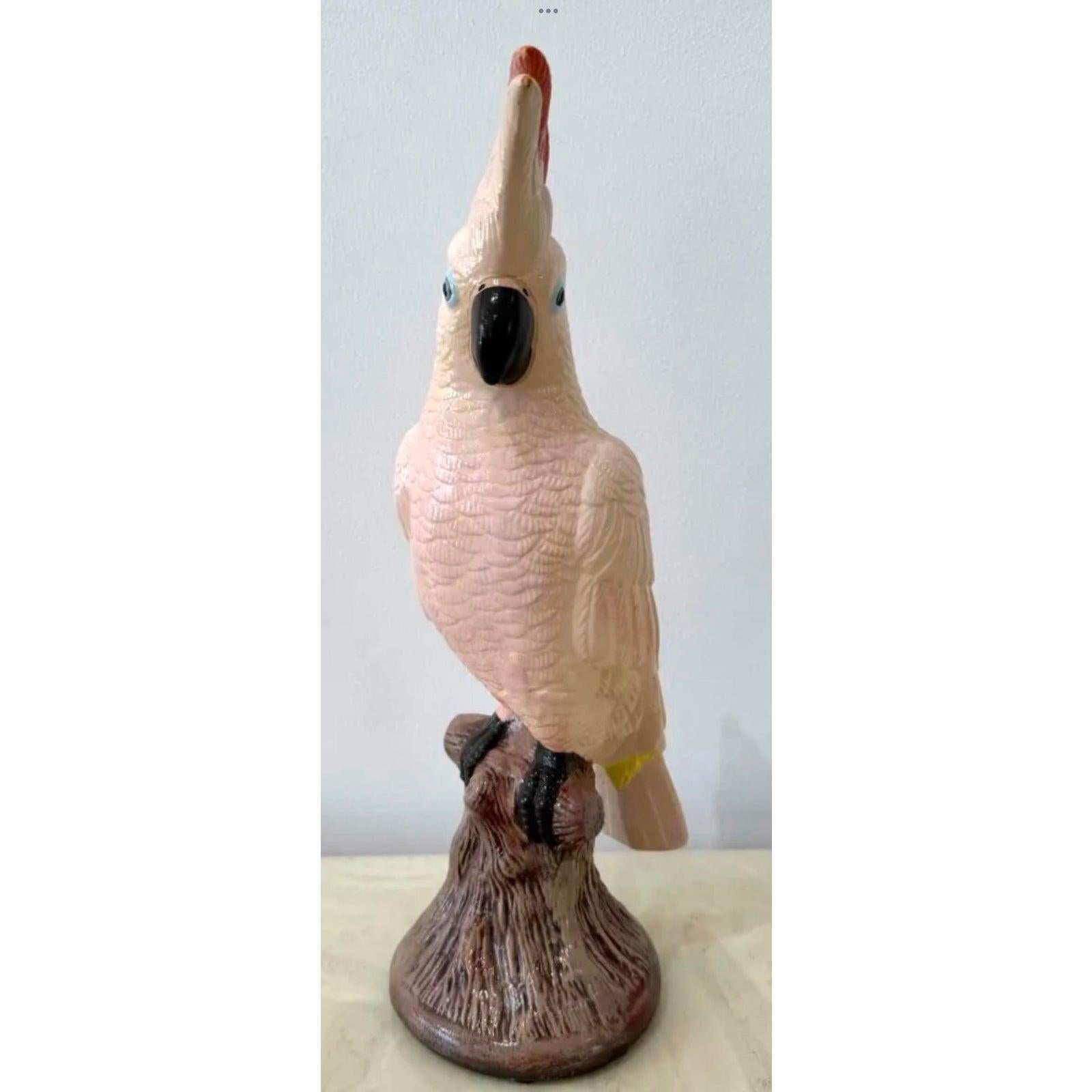 Una atrevida y juguetona cacatúa vintage de cerámica con un plumaje llamativo y un encanto escultural. Con un cuerpo de color rubor suave, una cresta de color rojo vivo y una base de imitación de madera texturizada, esta pieza aporta un toque