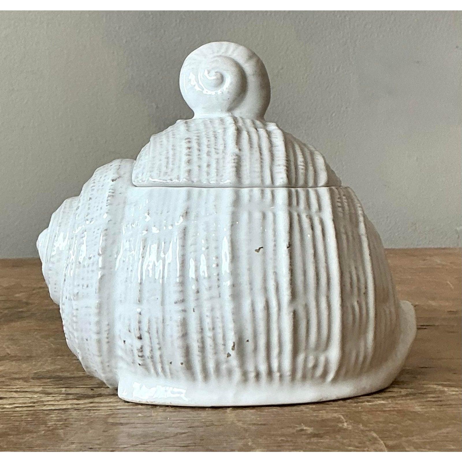 Américain Vintage Boho Glazed Ceramic Conch Shell Honey Pot en vente