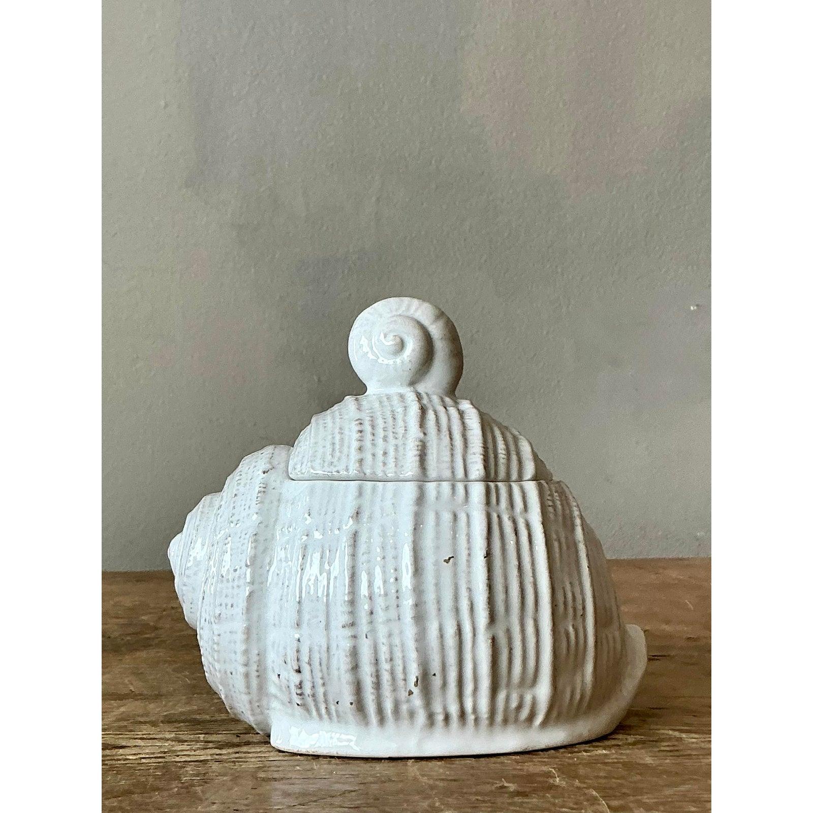 Vintage Boho Glazed Ceramic Conch Shell Honey Pot Bon état - En vente à West Palm Beach, FL