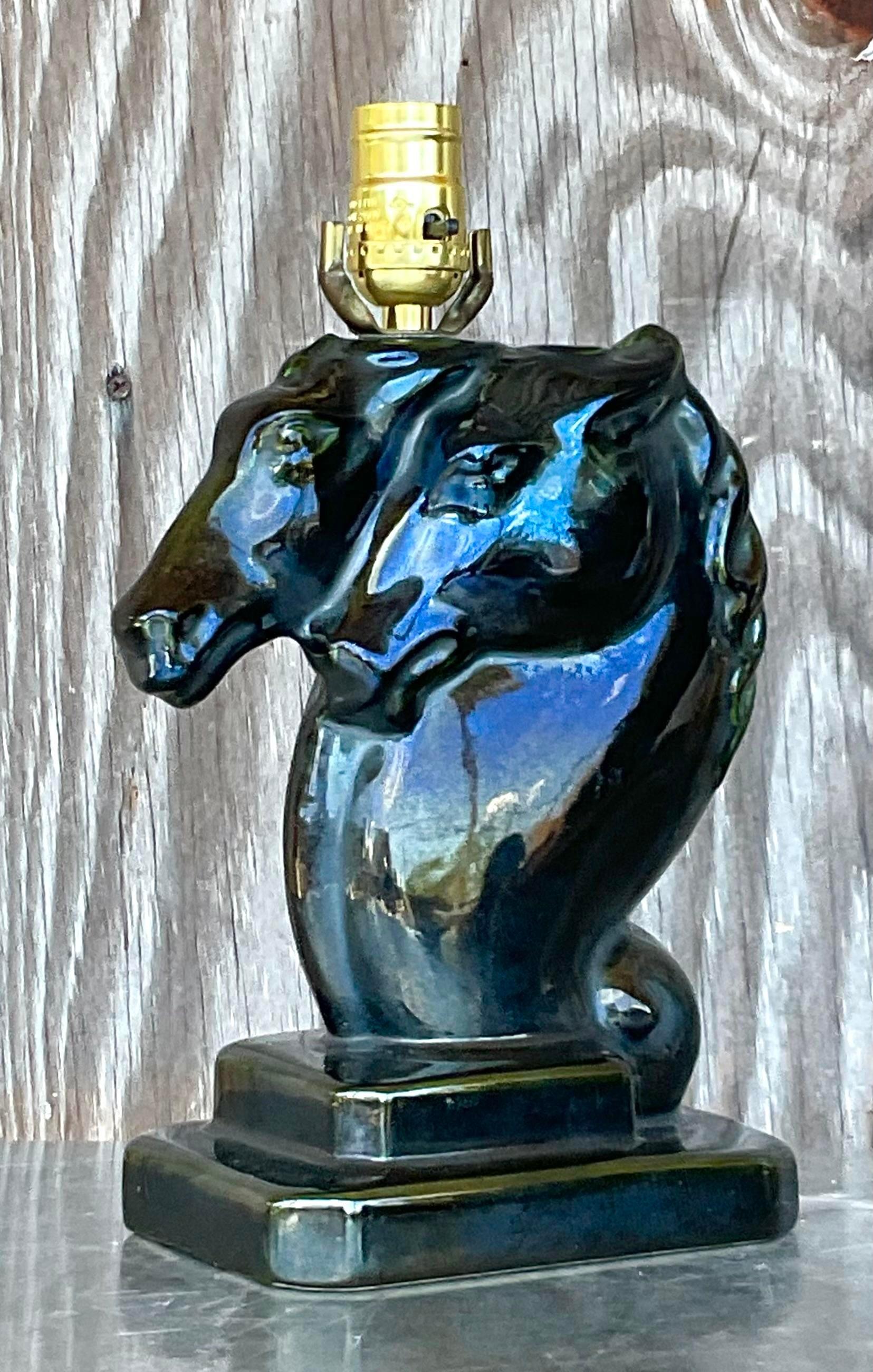 Une fabuleuse lampe de table Boho vintage. Une double tête de cheval chic avec une finition en céramique émaillée. Acquis d'une propriété de Palm Beach. 