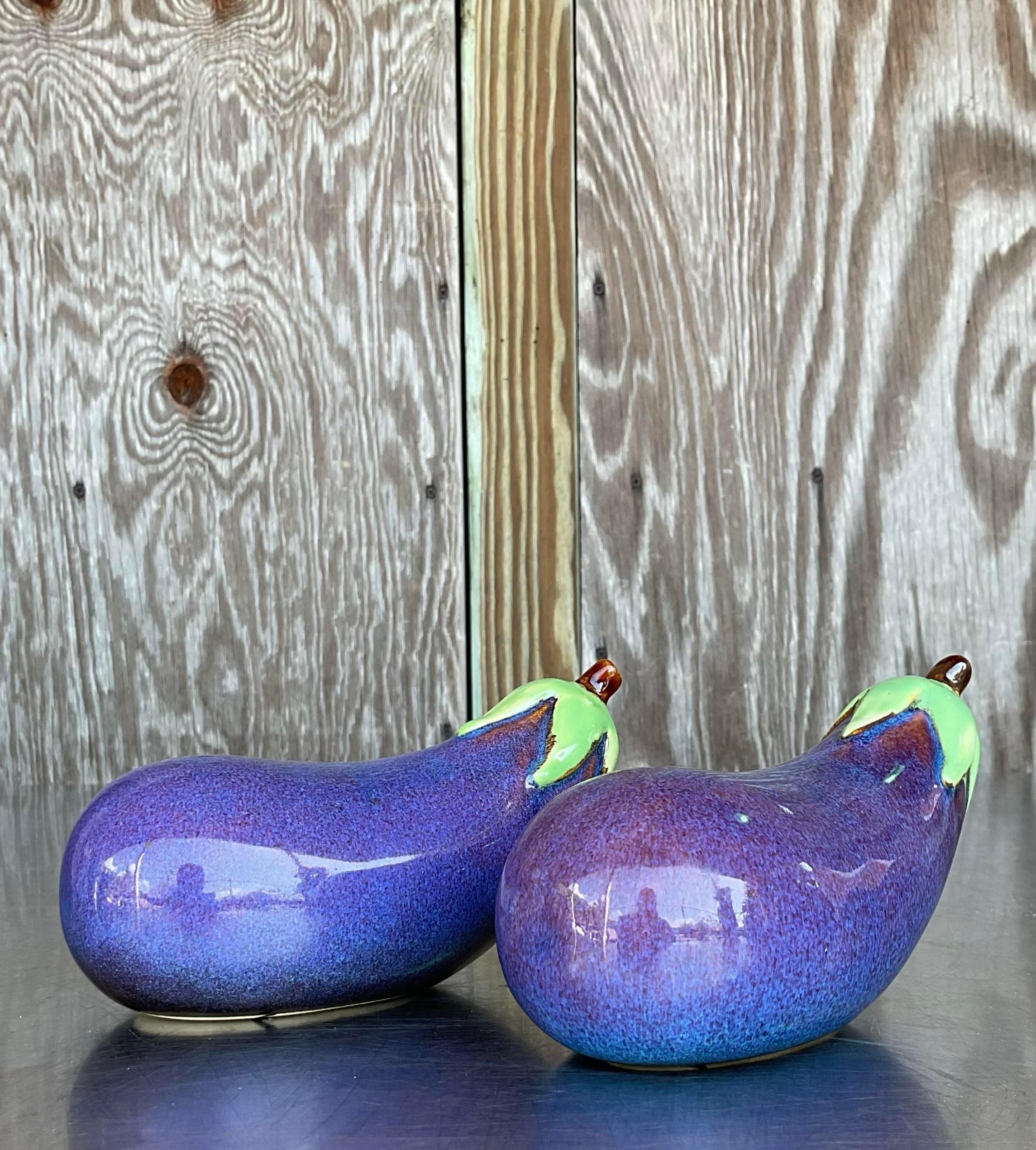 Coppia di melanzane vintage in ceramica smaltata Boho, con smalti artistici e giocosi. Un'aggiunta stravagante e unica al tuo arredamento che aggiunge un tocco di stile boho. Acquistato da una proprietà di Palm Beach.