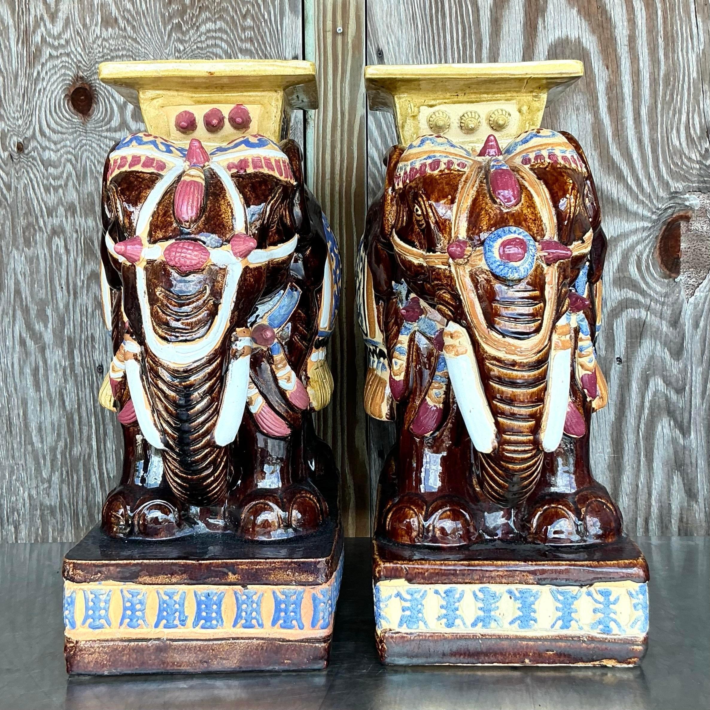Ajoutez une touche fantaisiste à votre décor avec cette paire de tabourets bas éléphants vintage boho en céramique émaillée. Ces charmants tabourets présentent des détails complexes et une belle finition émaillée, ce qui les rend à la fois