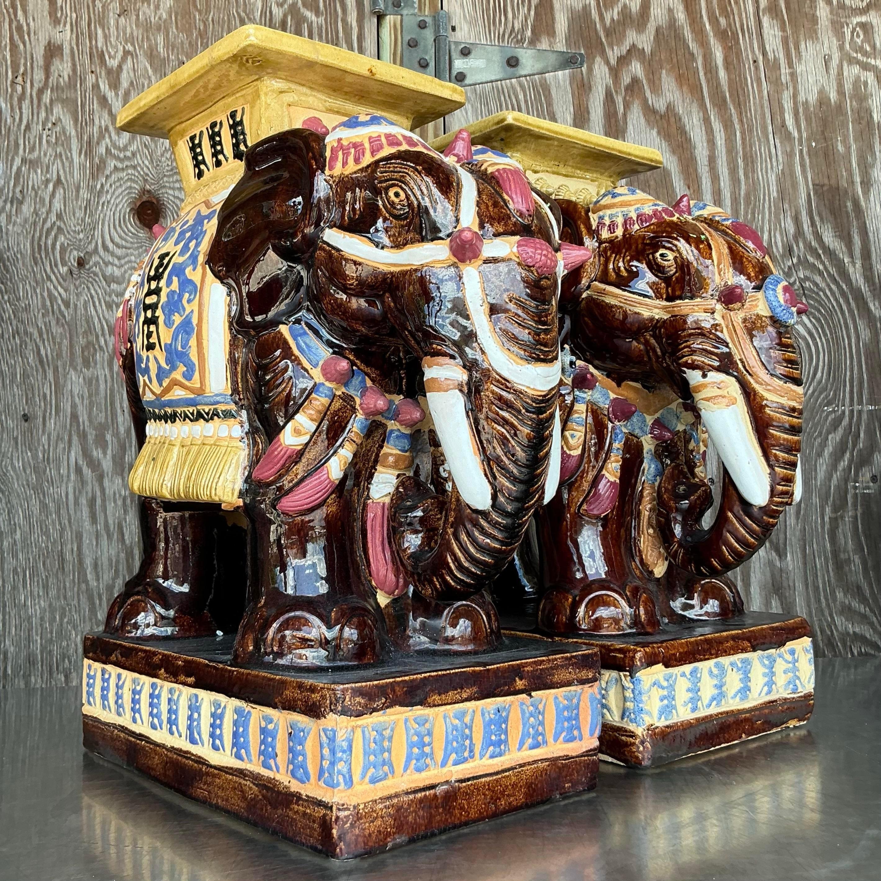 Paire de tabourets bas éléphants en céramique émaillée Boho Vintage Bon état - En vente à west palm beach, FL