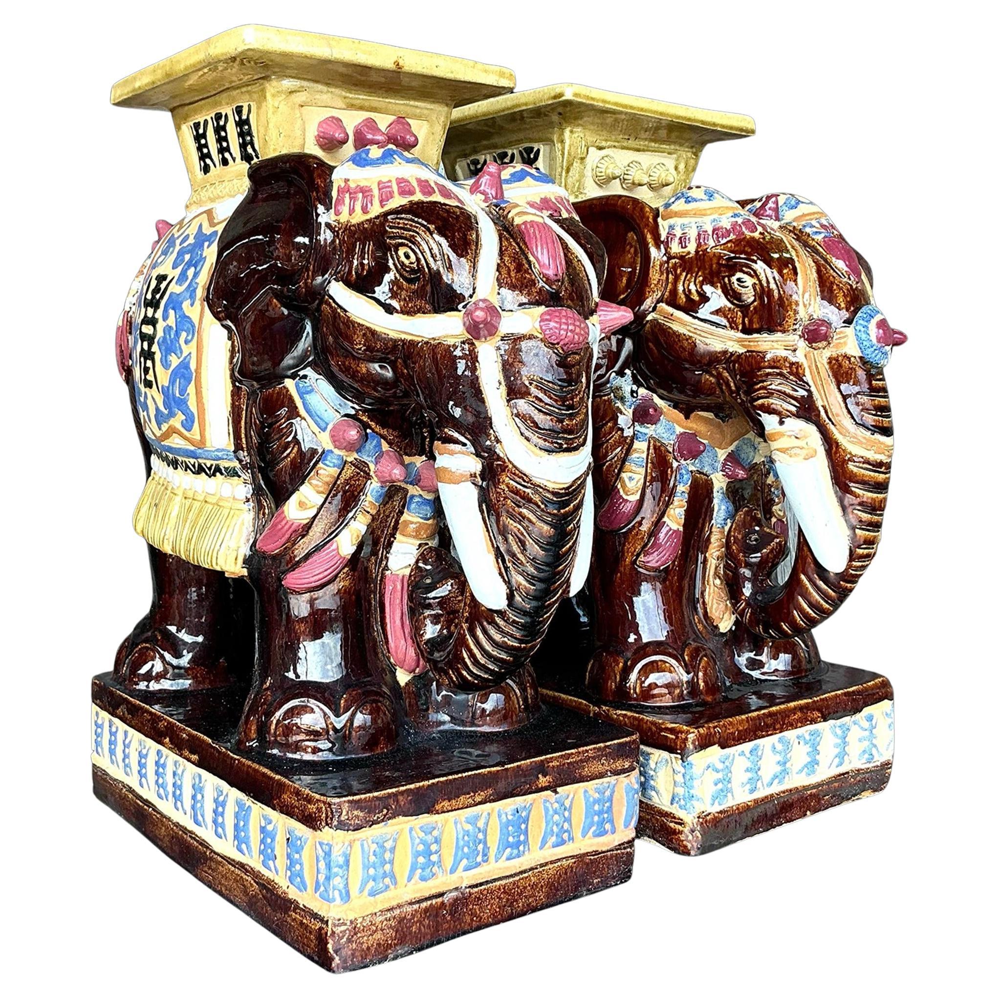 Par de taburetes bajos de cerámica esmaltada Boho Vintage con forma de elefante