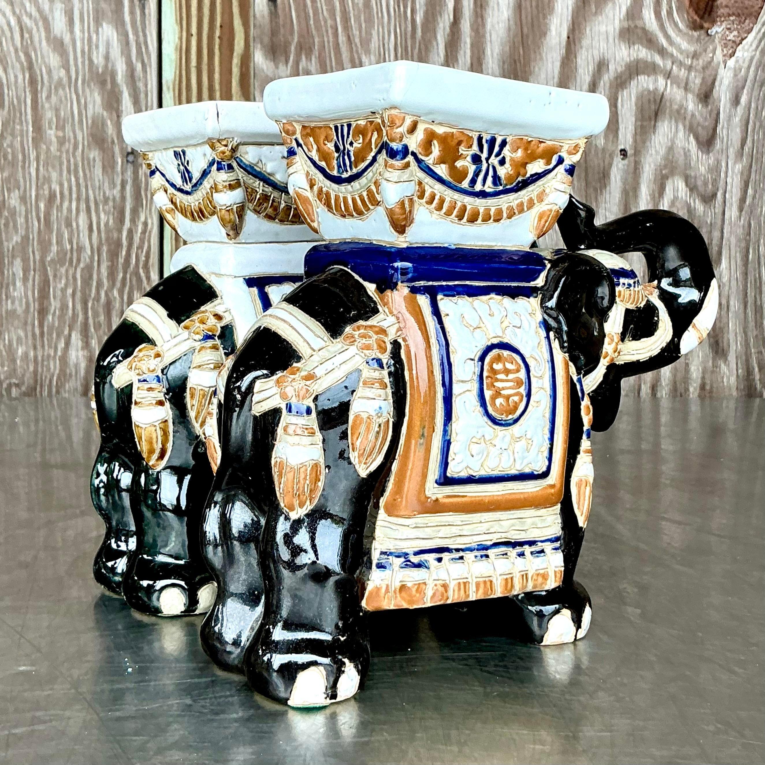 Apportez une touche de charme exotique à votre jardin ou à votre espace intérieur avec ce superbe ensemble de deux jardinières éléphants en céramique vernissée boho vintage. Chaque pot est orné d'un magnifique motif d'éléphant détaillé, orné de
