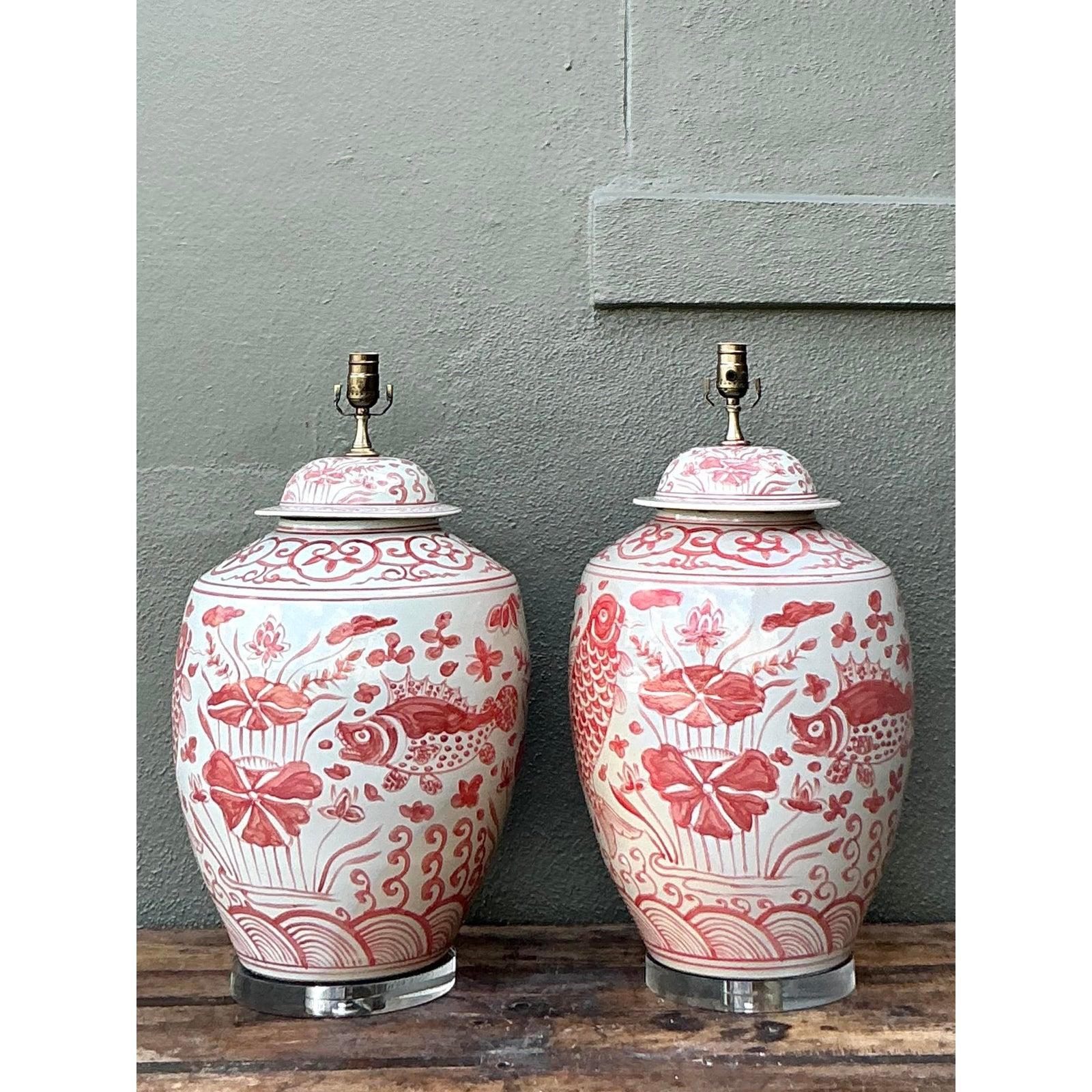 Setzen Sie Ihr Interieur mit diesem großartigen Paar Vintage-Lampen aus Porzellan in Ingwergläsern in Szene. Diese monumentalen Gefäße sind in klassischem Eisenrot und Weiß gehalten und zeigen handgemalte Szenen mit großen, glücksverheißenden