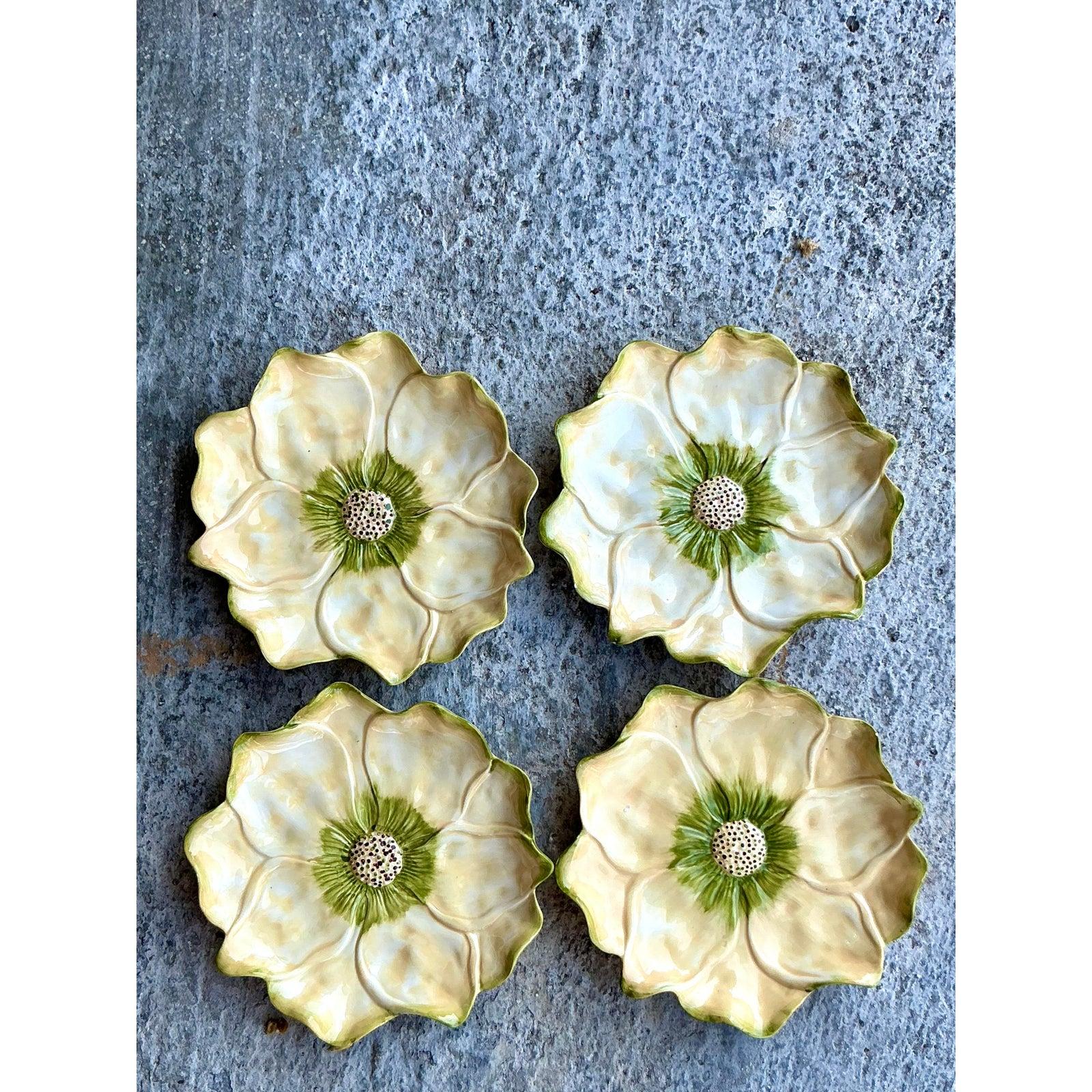 Apportez la beauté de la nature fleurie à votre table avec ce charmant ensemble de quatre assiettes en céramique émaillée vintage, chacune ayant une forme exquise et émaillée pour ressembler à une fleur ouverte. Dotées de pétales délicatement moulés