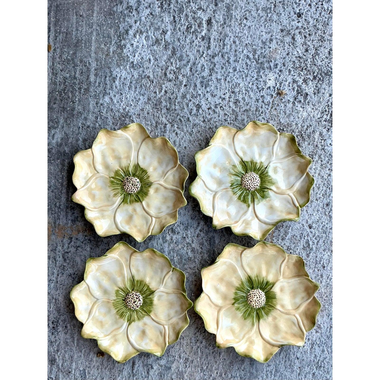 Assiettes à fleurs vintage Boho en céramique émaillée - Lot de 4 Bon état - En vente à West Palm Beach, FL