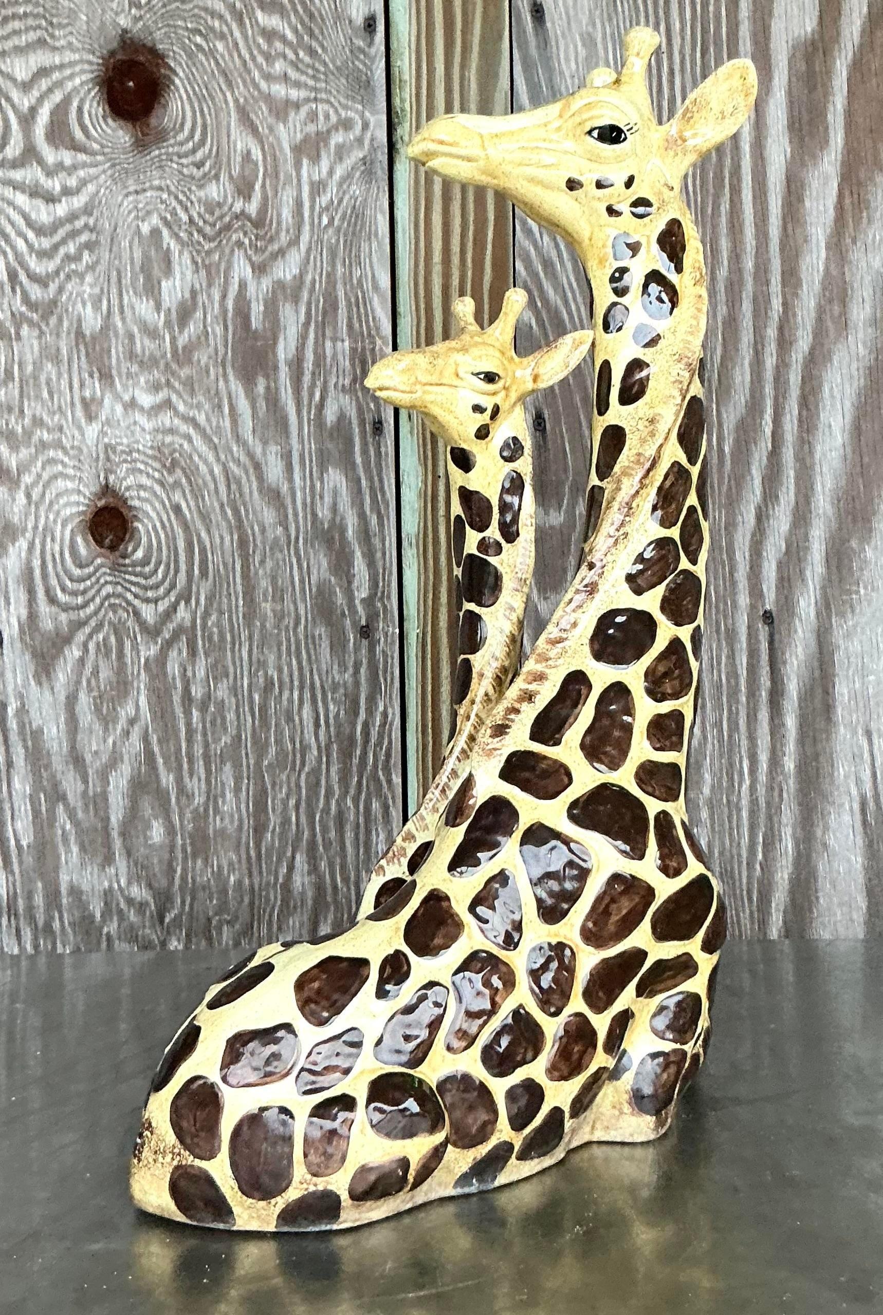 Añade un toque caprichoso a tu decoración con esta Jirafa de cerámica esmaltada Vintage Boho. Fabricada al estilo americano, esta encantadora pieza presenta intrincados detalles y un vibrante acabado esmaltado, perfecto para aportar un acento