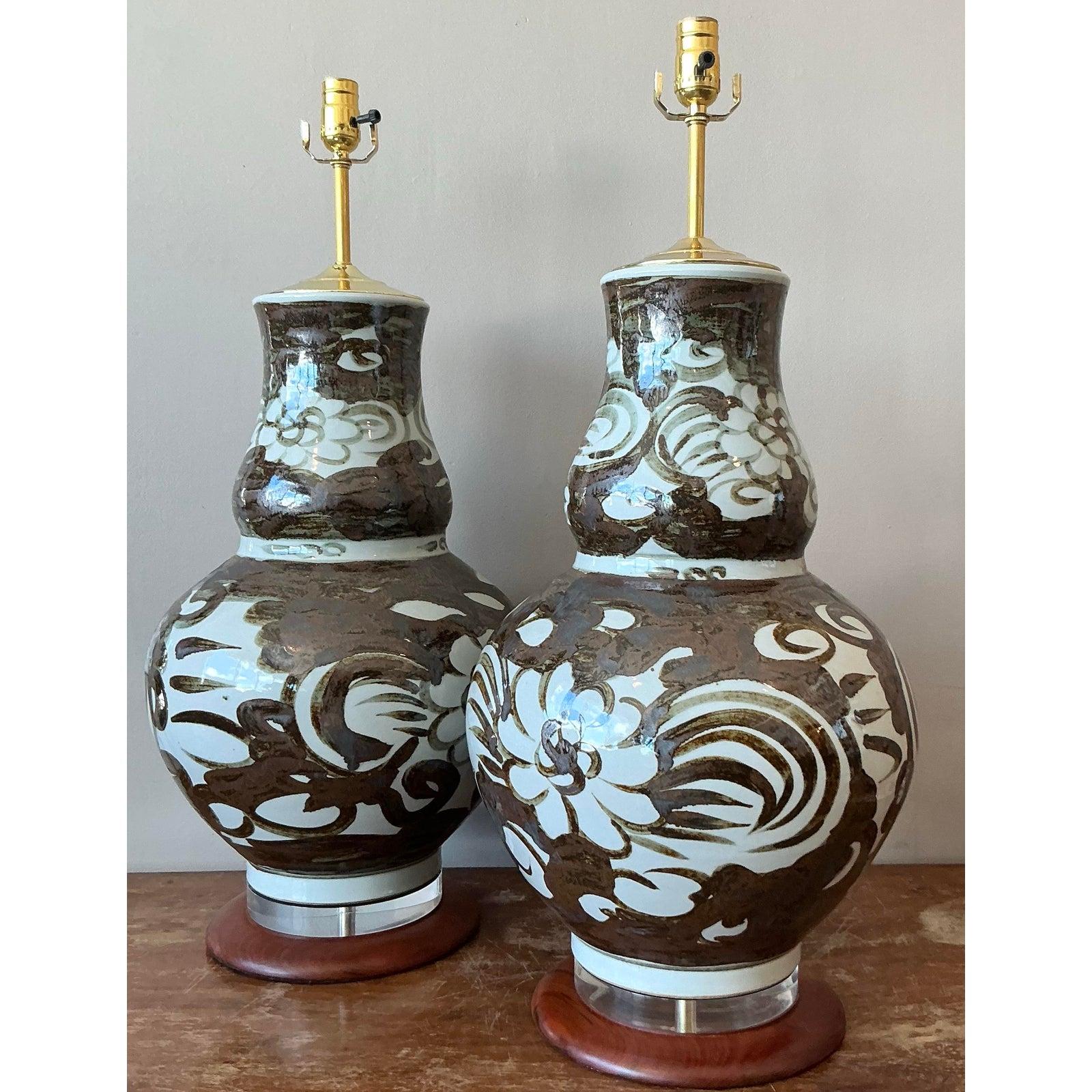 Illuminez votre espace avec cette superbe paire de lampes gourdes Vintage Boho en céramique émaillée. Ces lampes uniques présentent une finition artistique émaillée à la main avec des motifs floraux et des volutes abstraites dans des tons bruns