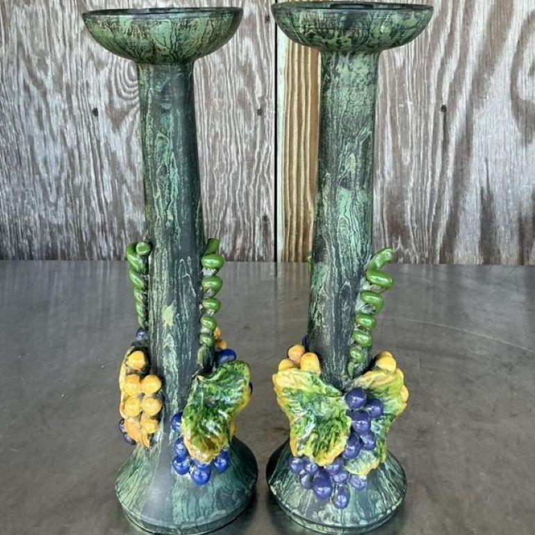 Eleva tu decoración con nuestros candelabros Vintage Boho de cerámica esmaltada con uvas. Estos exquisitos candelabros presentan intrincados diseños de uvas y un impresionante esmalte, que añaden un toque de encanto bohemio a cualquier ambiente.