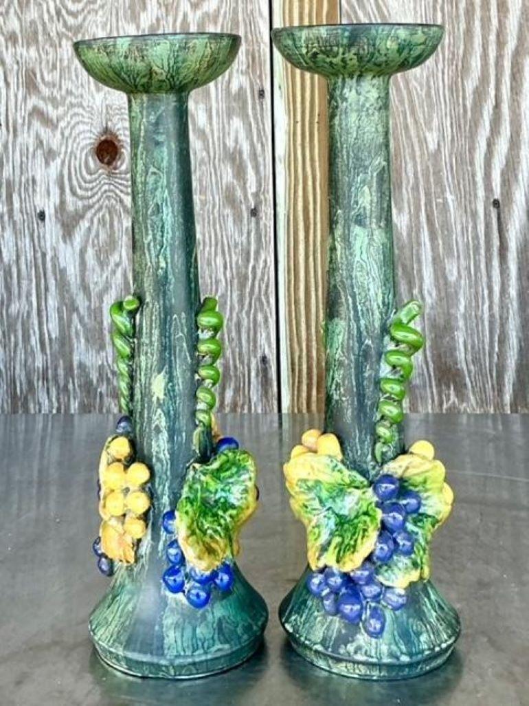 Vintage Boho Candelabros de cerámica esmaltada Uvas - un par en Bueno estado para la venta en West Palm Beach, FL