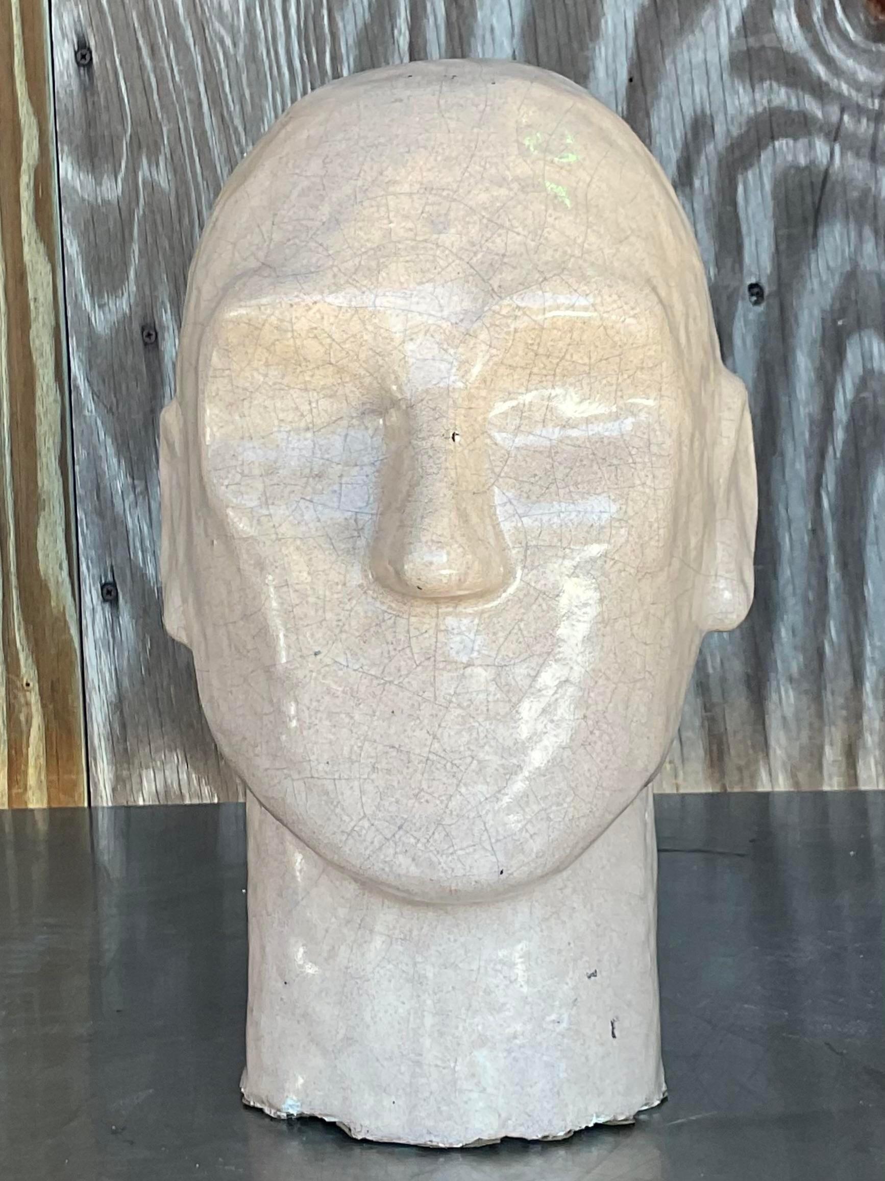 Une fabuleuse sculpture vintage Boho en céramique faite à la main. Une tête artisanale chic dans une finition glacée et craquelée. Acquis d'une propriété de Palm Beach.