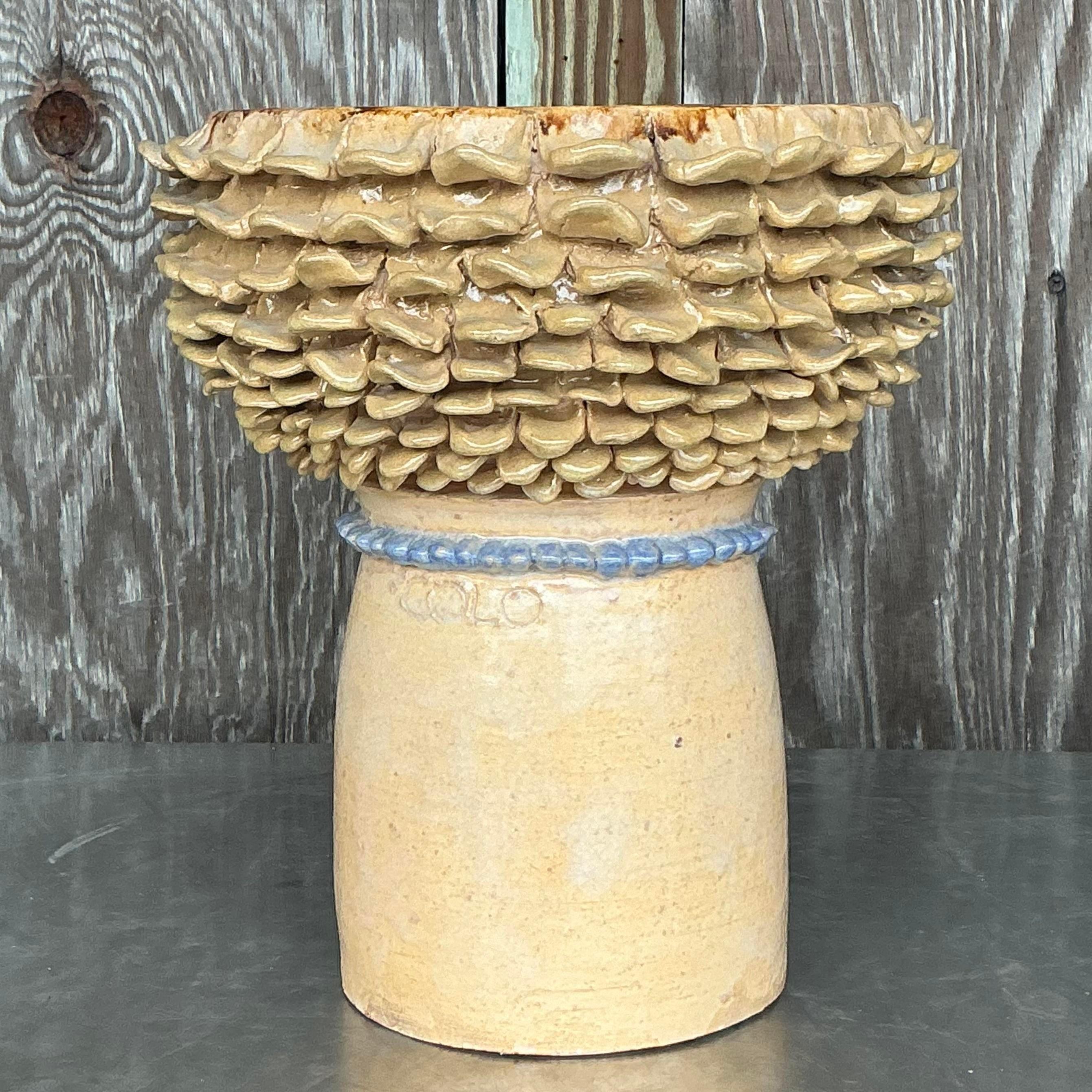 Diese einzigartige Vase aus glasierter Boho-Keramik mit Kopf ist ein fesselndes Stück, das Ihrem Raum einen Hauch von Laune verleiht. Mit einer Breite von 11