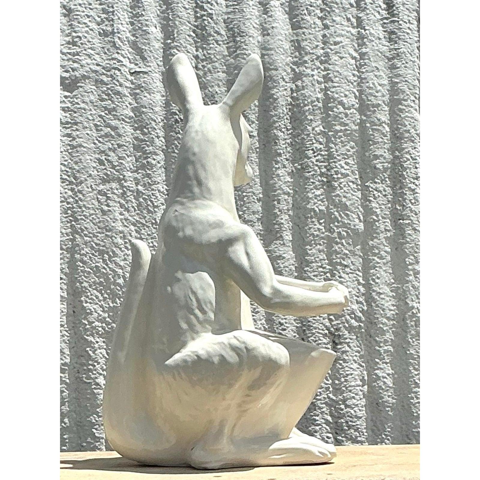 La fantaisie rencontre la fonctionnalité dans cette charmante jardinière Kangourou en céramique émaillée Vintage Boho. Avec une présence sculpturale frappante, cet accent en céramique de taille moyenne présente un kangourou magnifiquement modelé