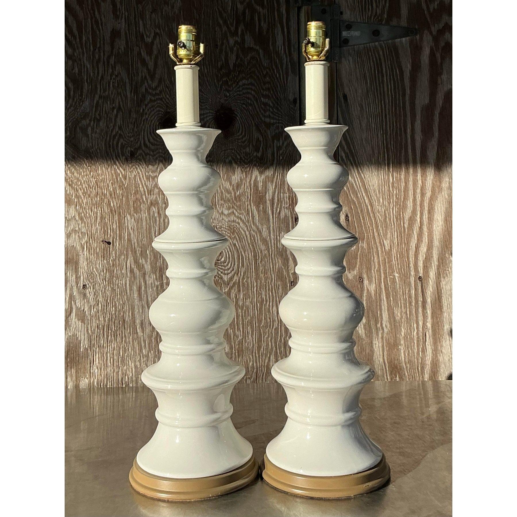 Une belle paire de lampes Boho vintage en céramique avec une finition émaillée, mettant en valeur les tons terreux et les textures organiques. Ces lampes dégagent un charme chaleureux et éclectique, ce qui les rend parfaites pour ajouter du