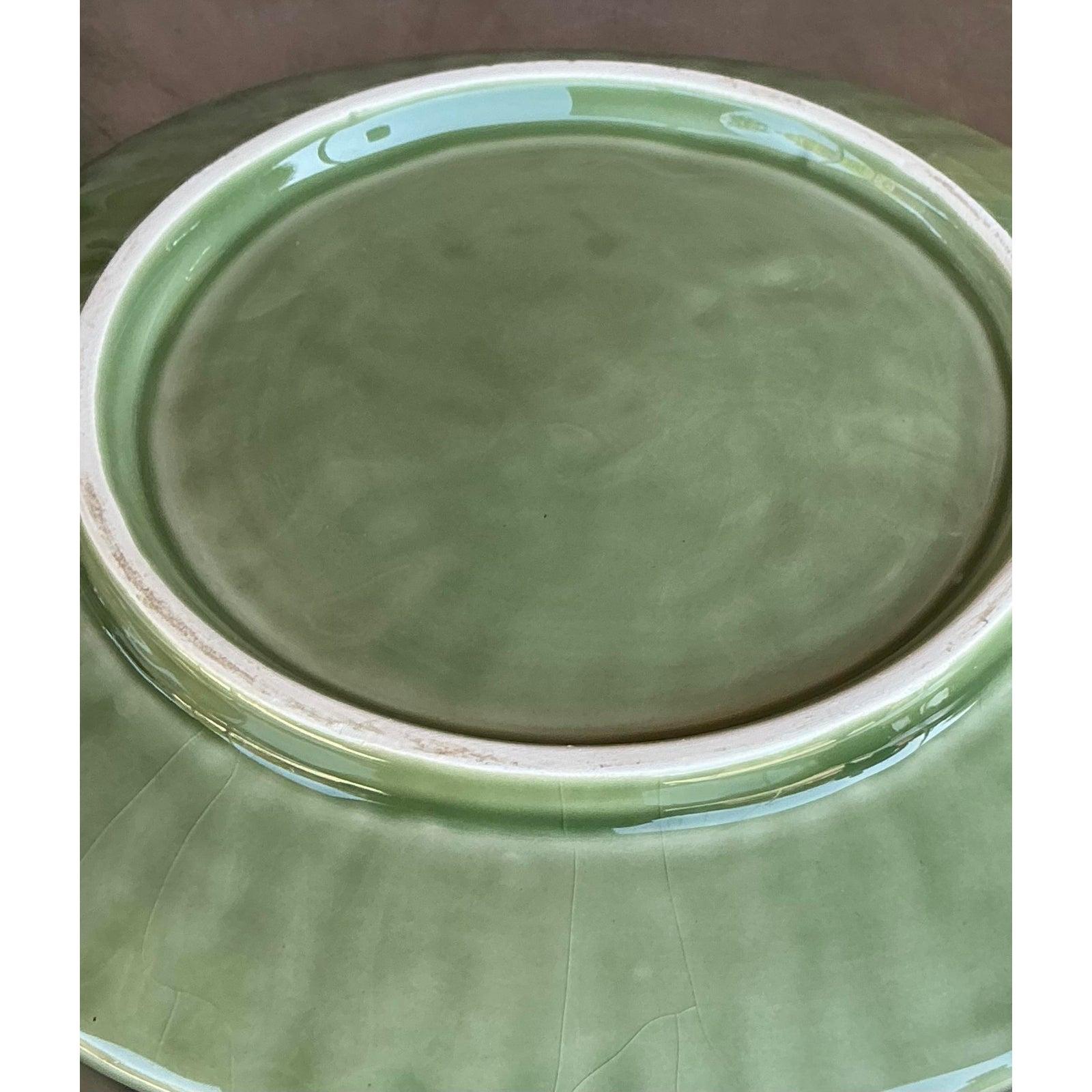 Apportez une touche d'élégance naturelle et de style bohème à votre table avec cet adorable ensemble de cinq assiettes en céramique émaillée vintage, magnifiquement moulées et émaillées pour ressembler à des feuilles délicates. Chaque assiette