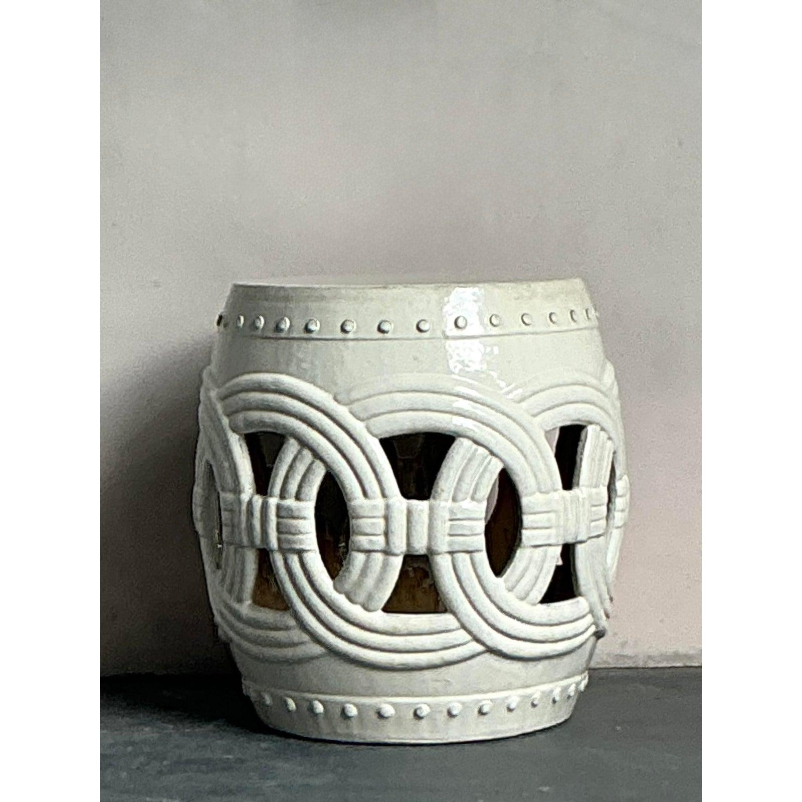 Introduisez une touche d'élégance globale avec ce charmant tabouret de jardin vintage en céramique émaillée, une pièce polyvalente incarnant une esthétique boho décontractée du milieu du 20e siècle. Fabriqué avec une silhouette en forme de tambour,