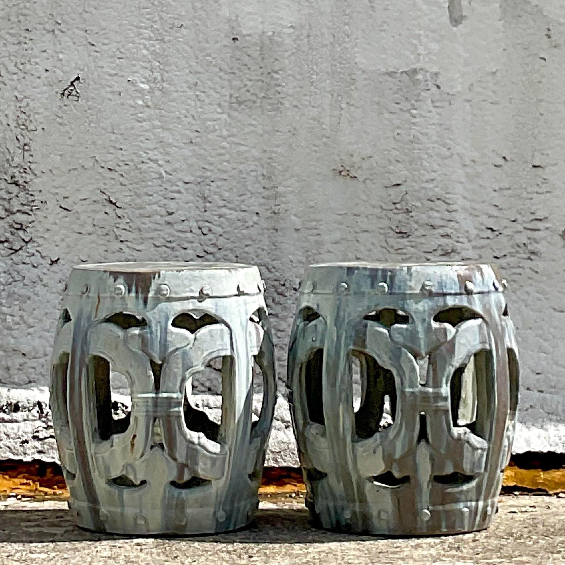 Vintage Boho glasierte keramische niedrige Hocker - ein Paar im Zustand „Gut“ im Angebot in west palm beach, FL