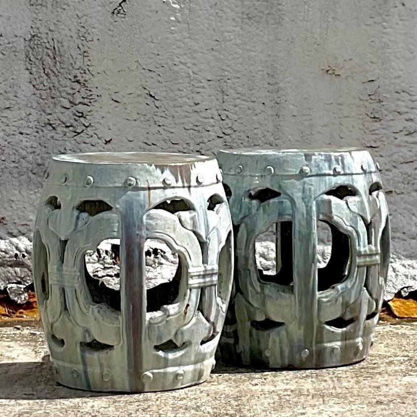 Vintage Boho glasierte keramische niedrige Hocker - ein Paar (Keramik) im Angebot