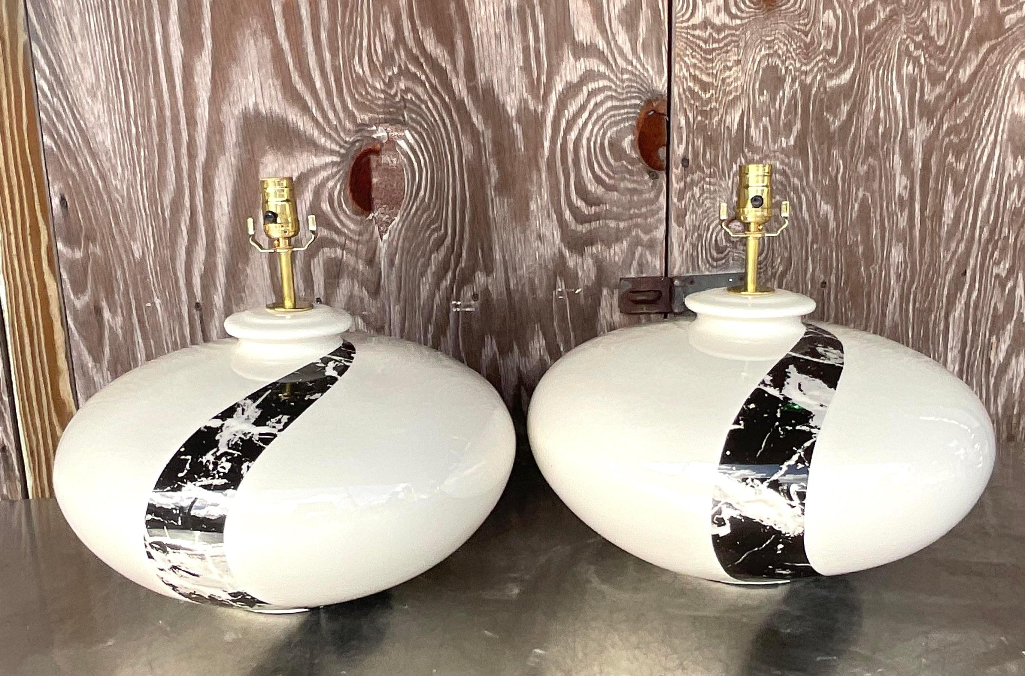 Ajoutez une touche d'élégance bohème à votre espace avec cette paire de lampes slash en céramique émaillée boho vintage. Ces lampes uniques sont dotées d'une superbe glaçure semblable à du marbre et d'un design en pointillés, alliant parfaitement le