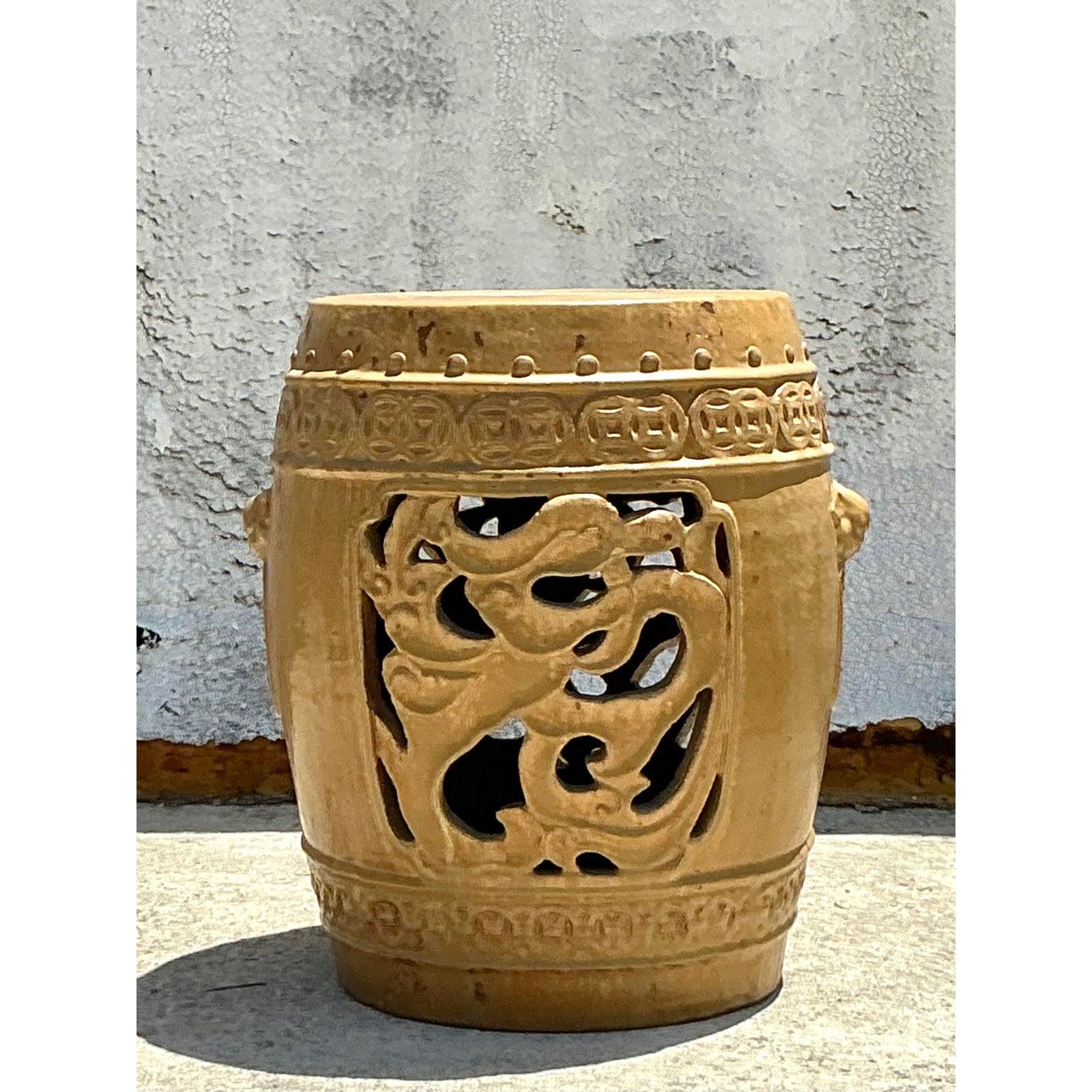 Découvrez le charme de ce tabouret bas Vintage Boho Glazed Ceramic Medallion, une pièce étonnante qui allie l'art d'inspiration asiatique au flair bohème. Fabriqué à la fin du XXe siècle, son médaillon en forme de dragon sculpté de manière complexe