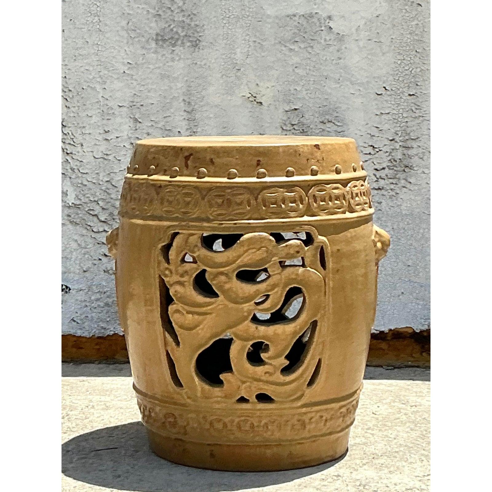Tabouret bas vintage Boho en céramique émaillée avec médaillon Bon état - En vente à west palm beach, FL