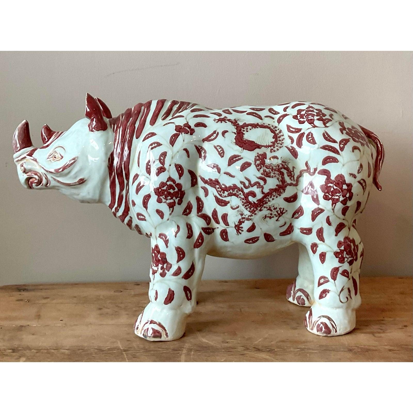 Questa straordinaria scultura di rinoceronte vintage è una stravagante miscela di arte classica cineseria e stile bohémien. Realizzato in ceramica smaltata, il pezzo è decorato con un vivace e intricato disegno dipinto a mano con motivi tradizionali
