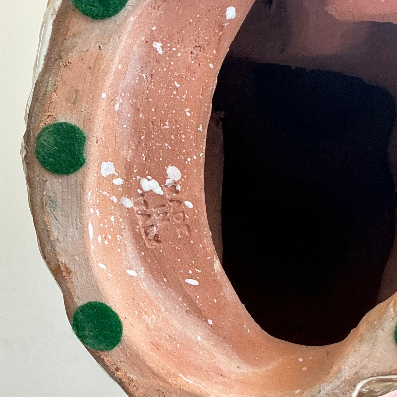 Una scultura vintage meravigliosamente stravagante ed espressiva, questa scimmia in ceramica trabocca di personalità e fascino. Realizzata meticolosamente con un'incredibile attenzione ai dettagli, la statuetta presenta una pelliccia intricata e