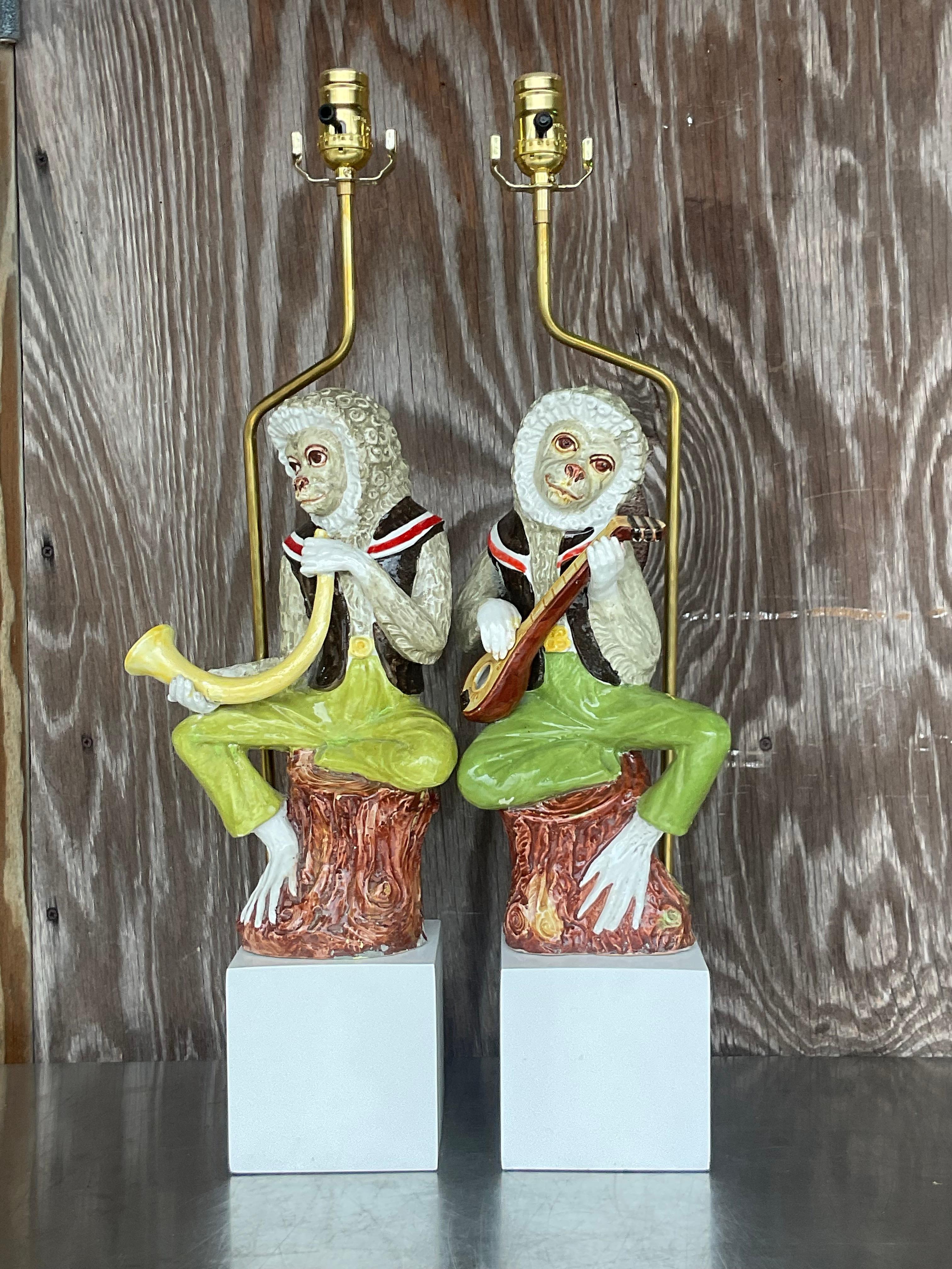 Une paire exceptionnelle de lampes de table Boho vintage. Une joyeuse paire de singes musiciens en céramique émaillée. Fabriqués et peints à la main. Entièrement restauré avec tous les nouveaux équipements, câblages et socles. Fabriquées en Italie.