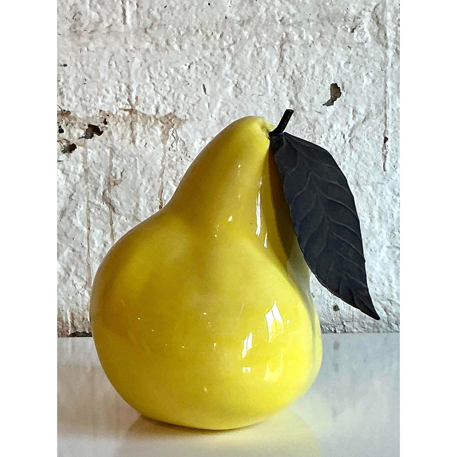 Infondi nella tua casa un vibrante tocco di colore e un fascino scultoreo con questa monumentale pera vintage in ceramica smaltata. Con una lussuosa finitura gialla lucida, questa accattivante scultura di frutta attira l'attenzione con la sua