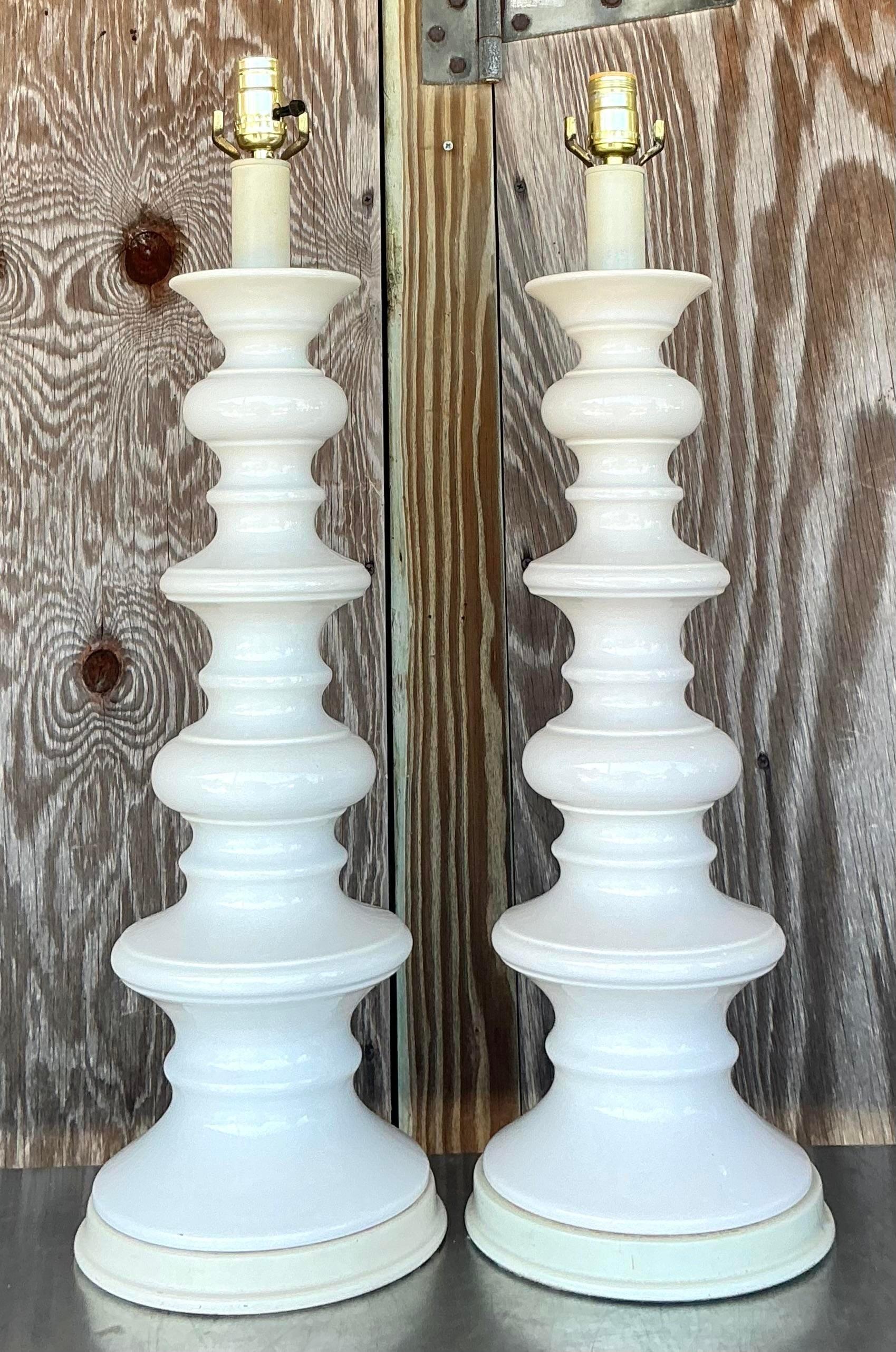 Illuminez votre intérieur avec ces lampes bobines Vintage By By en céramique émaillée. Avec leur forme unique de bobine et leur finition émaillée, ces lampes ajoutent une touche de couleur et de caractère à n'importe quel espace. Idéales pour créer