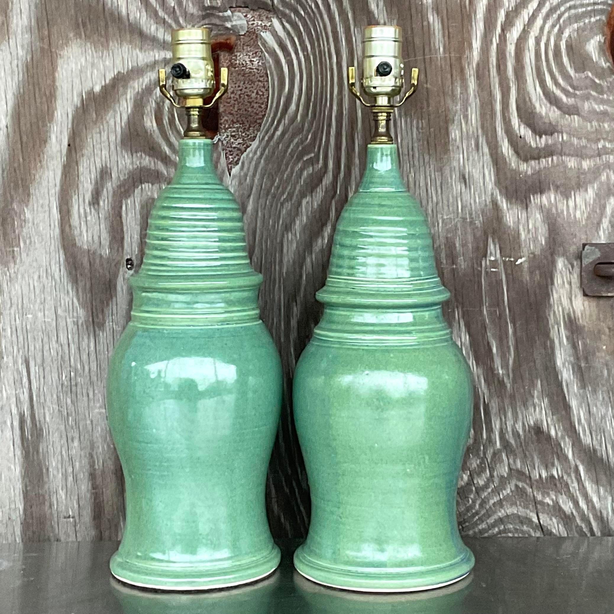 Ein fabelhaftes Paar Vintage Boho Tischlampen. Eine schicke handgedrehte Form aus glasierter Keramik. Eine schicke jadegrüne Farbe mit einem hohen Glanzgrad. Ein fabelhafter subtiler Unterschied in der Form, wie er für handgedrehte Stücke angemessen
