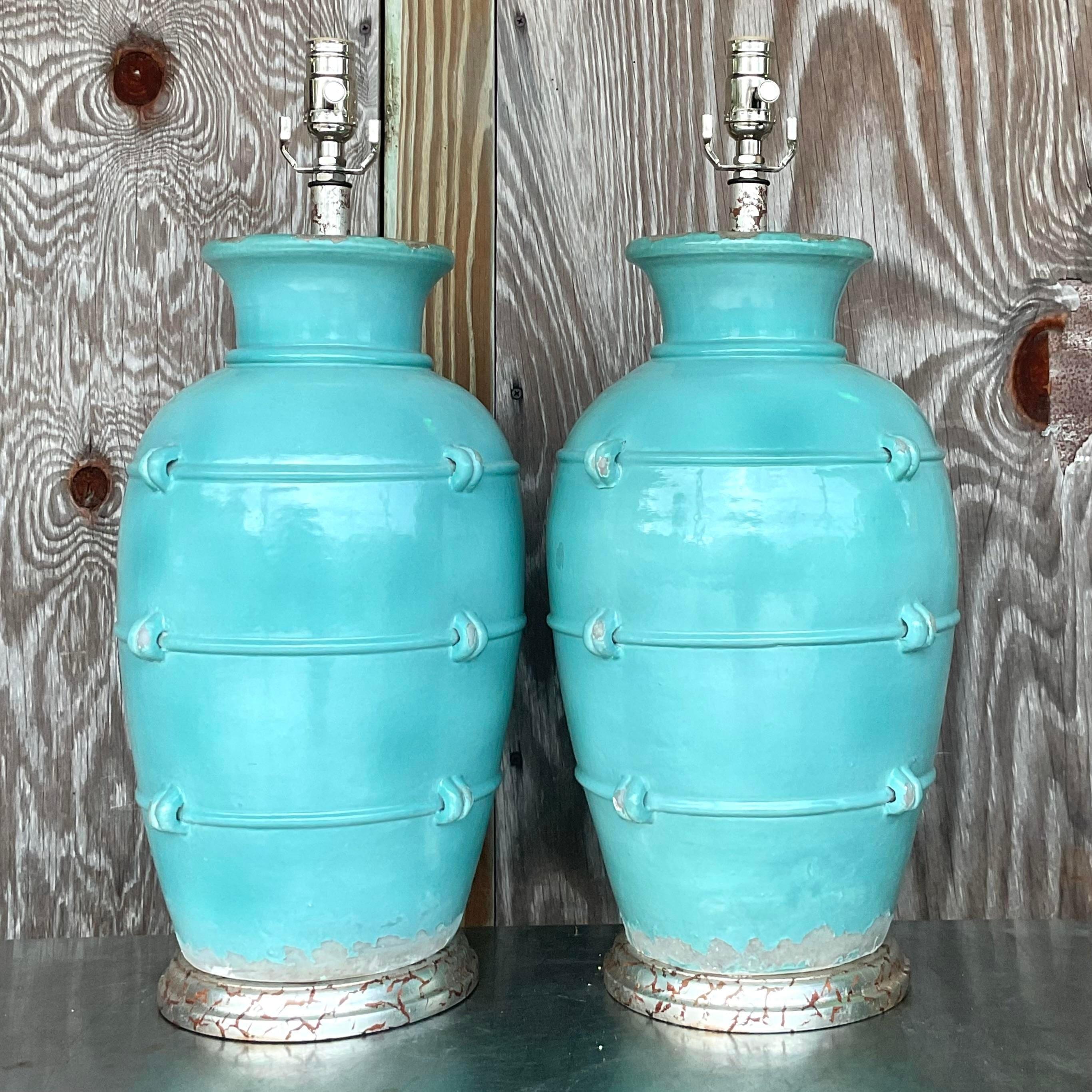 Illuminez votre intérieur avec les lampes de table Vintage By By en céramique émaillée. Ces charmantes lampes présentent de magnifiques bases en céramique émaillée et des designs bohémiens complexes, ajoutant une touche d'élégance vintage et de
