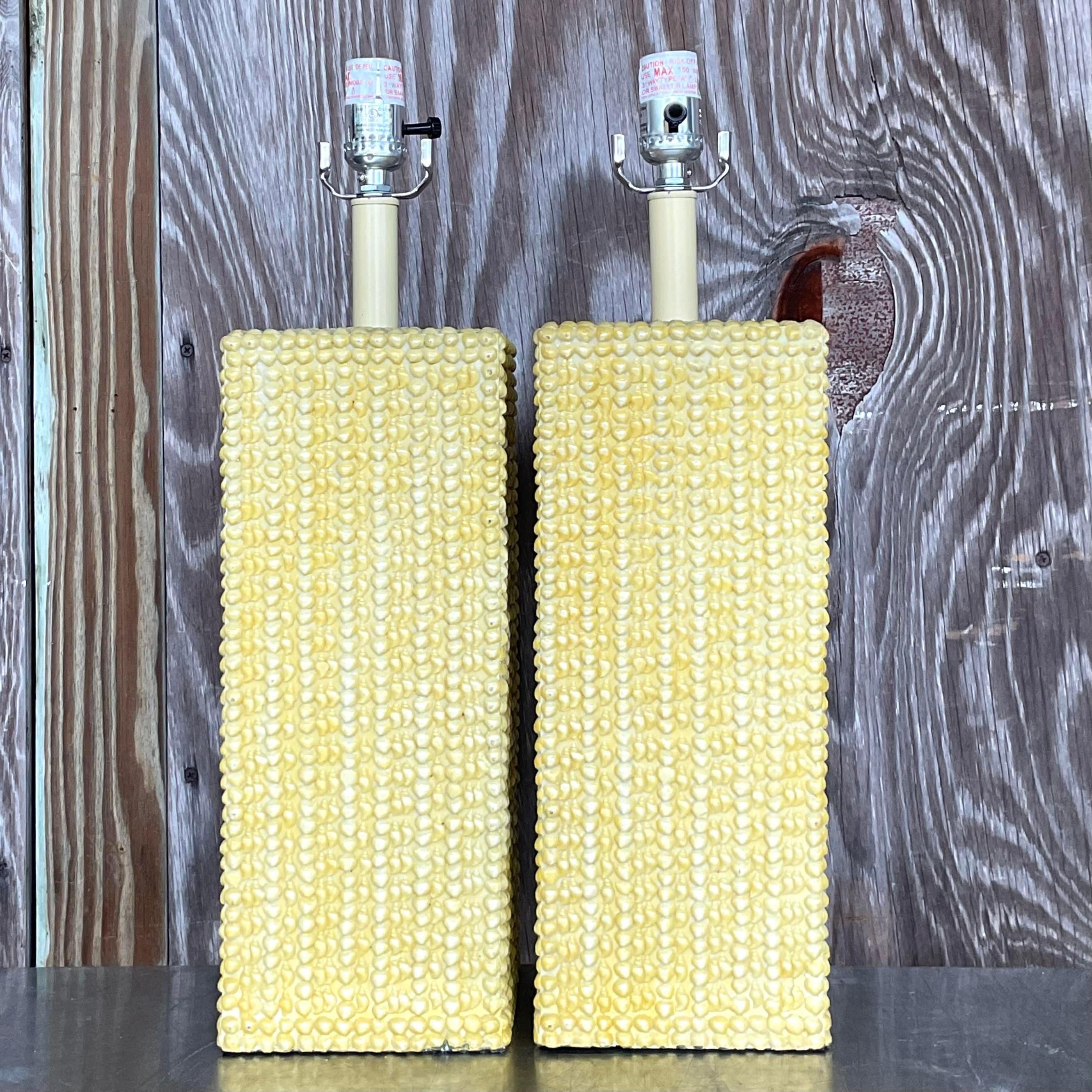 Illuminez votre intérieur avec les lampes de table Vintage By By en céramique émaillée. Ces superbes lampes présentent des designs bohémiens complexes et une belle finition émaillée, ajoutant une touche de charme vintage et d'élégance artistique à