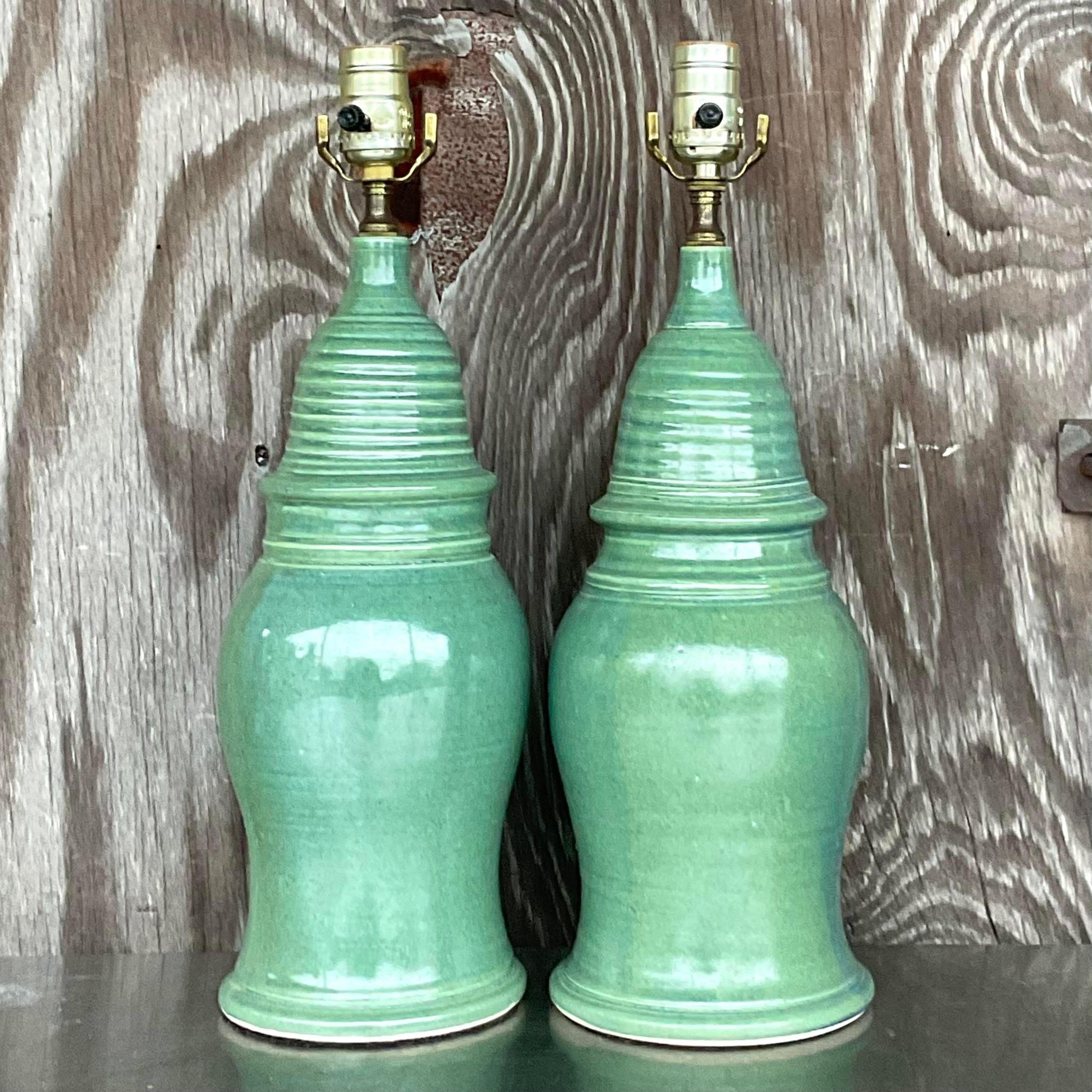 Vintage Boho glasierte Keramik Tischlampen - ein Paar im Zustand „Gut“ im Angebot in west palm beach, FL