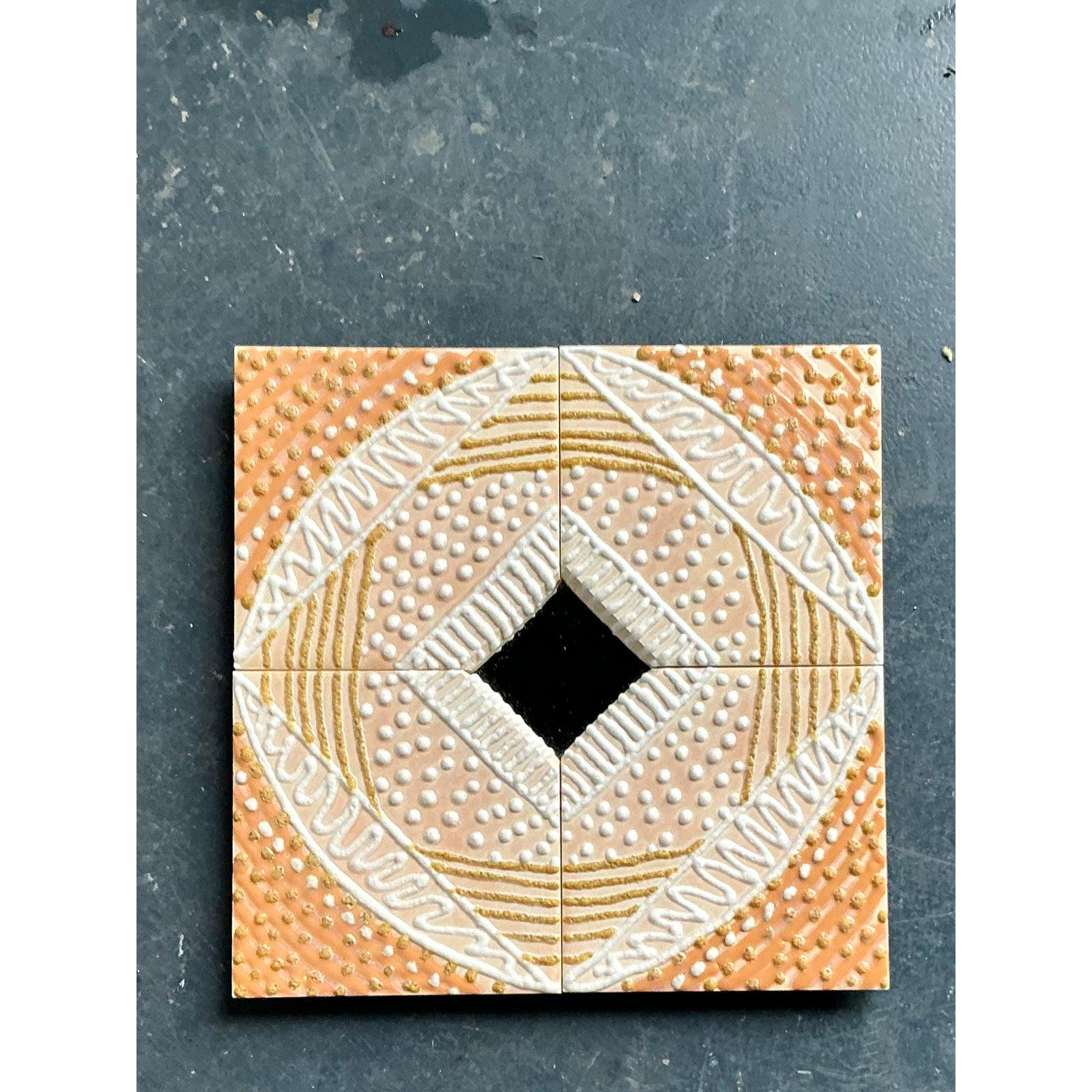 Eleva il tuo spazio con questo accattivante specchio vintage in ceramica smaltata Boho, un pezzo unico che coniuga splendidamente artigianato artistico ed eleganza pratica. Ogni piastrella in ceramica è meticolosamente dipinta a mano con intricati