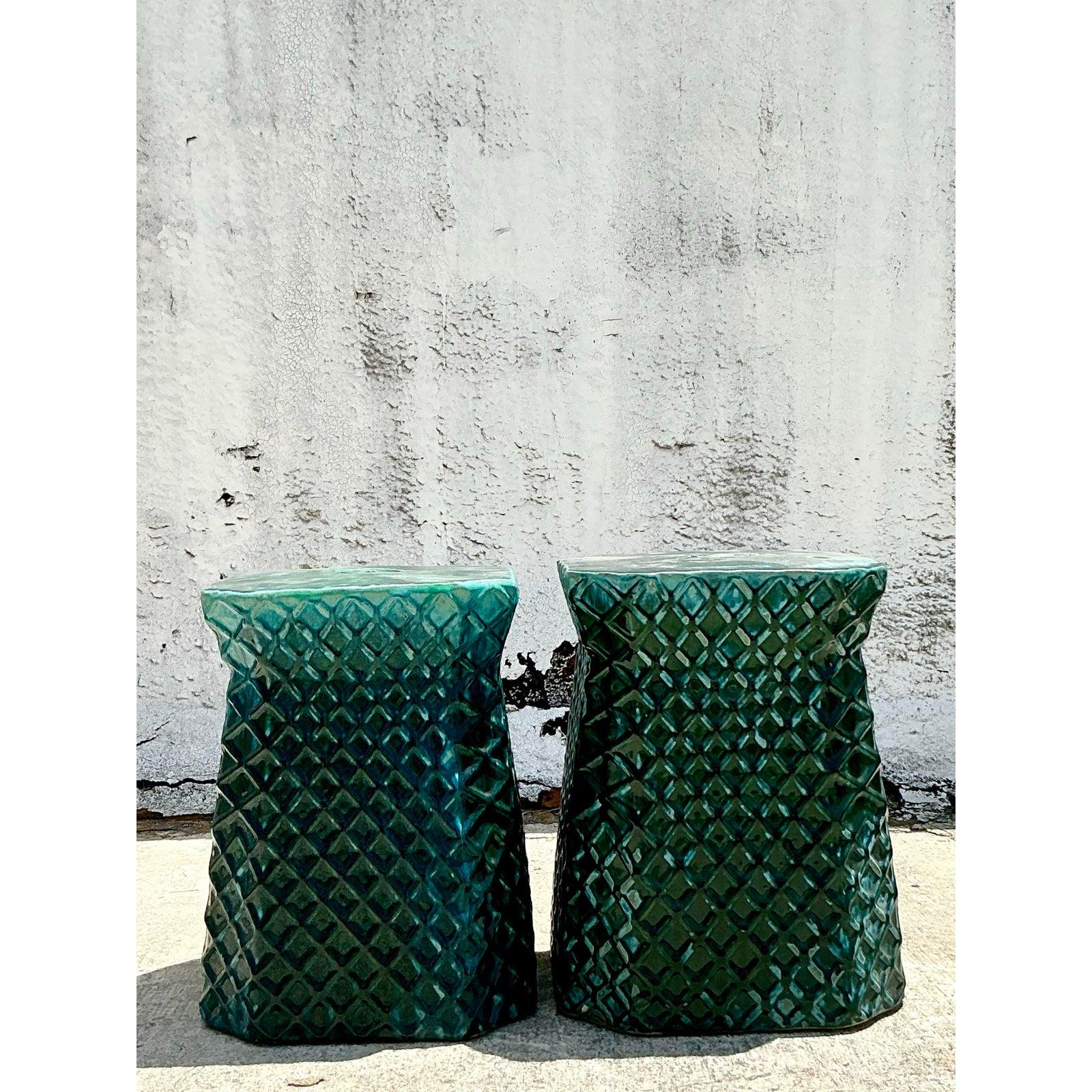 Infusez votre espace avec un charme sculptural en utilisant cette paire de tabourets bas treillis Vintage Boho en céramique émaillée. Dotés d'un design treillis ajouré complexe et d'une finition glacée lustrée, ces tabourets témoignent d'un